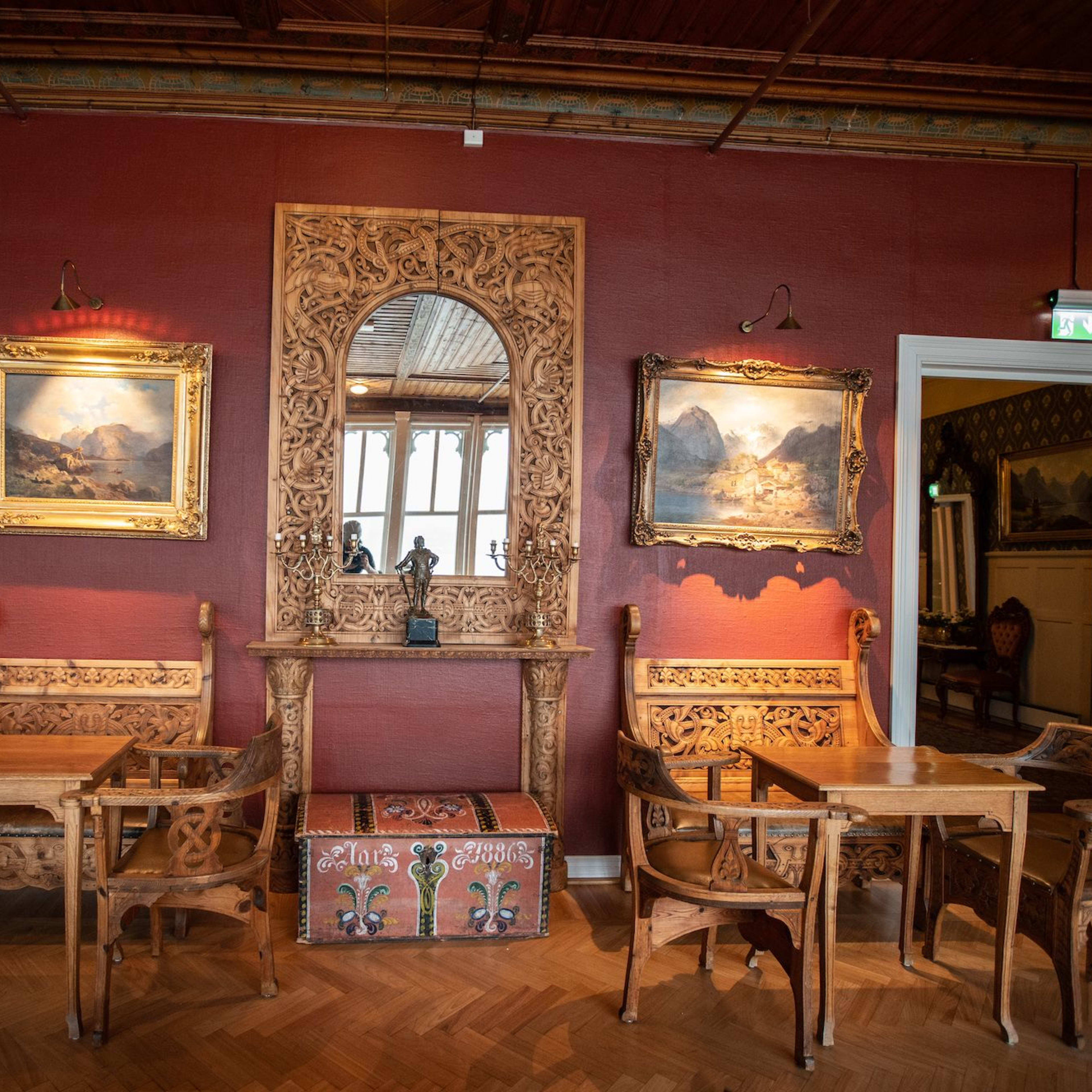 Historischer Salon im Kviknes Hotel mit antiken geschnitzten Möbeln und historischen Gemälden von Balestrand und Fjord - Kulturerbe Hotel Norwegen