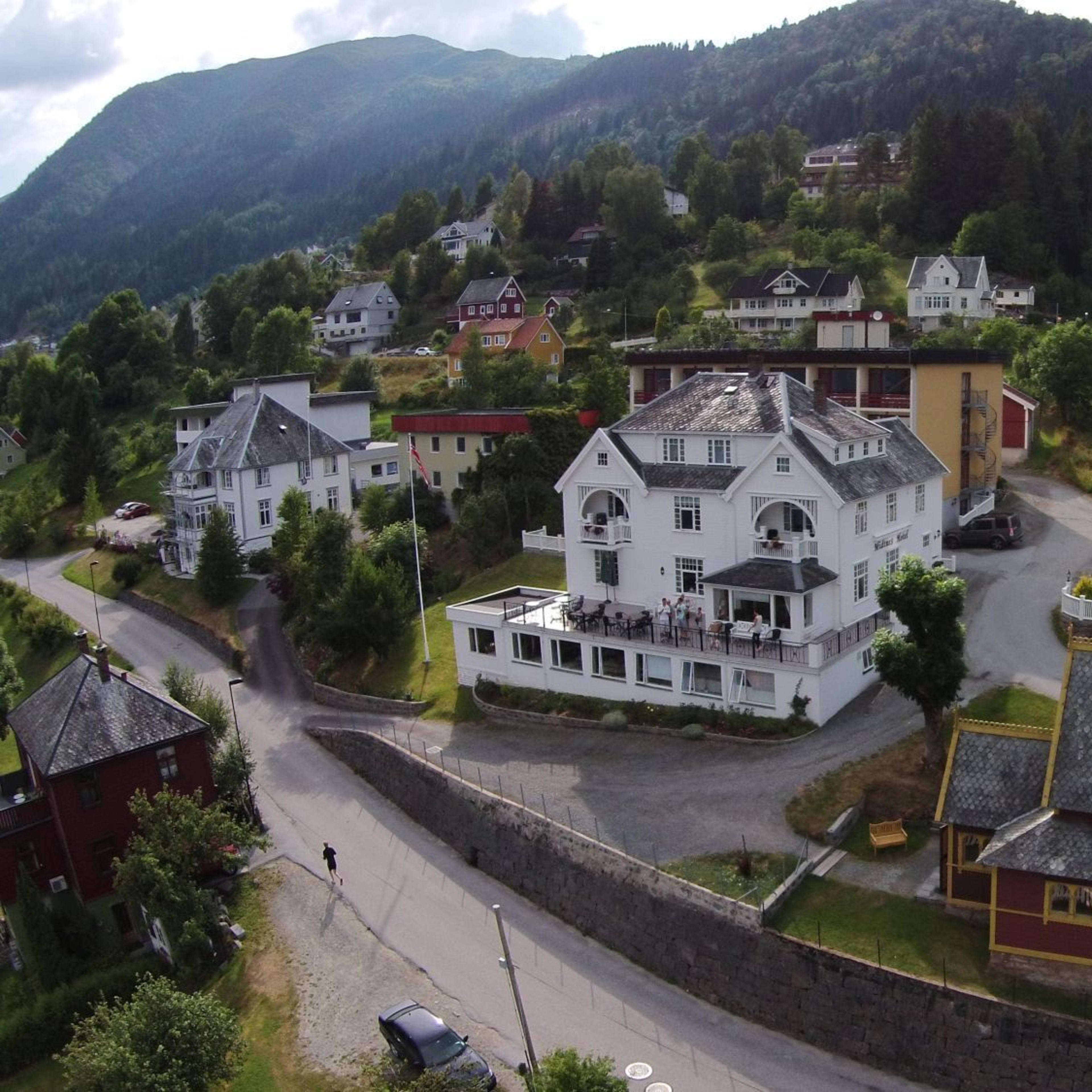 Midtnes Hotel sentralt i vakre Balestrand med St.Olafs kirken som nærmeste nabo