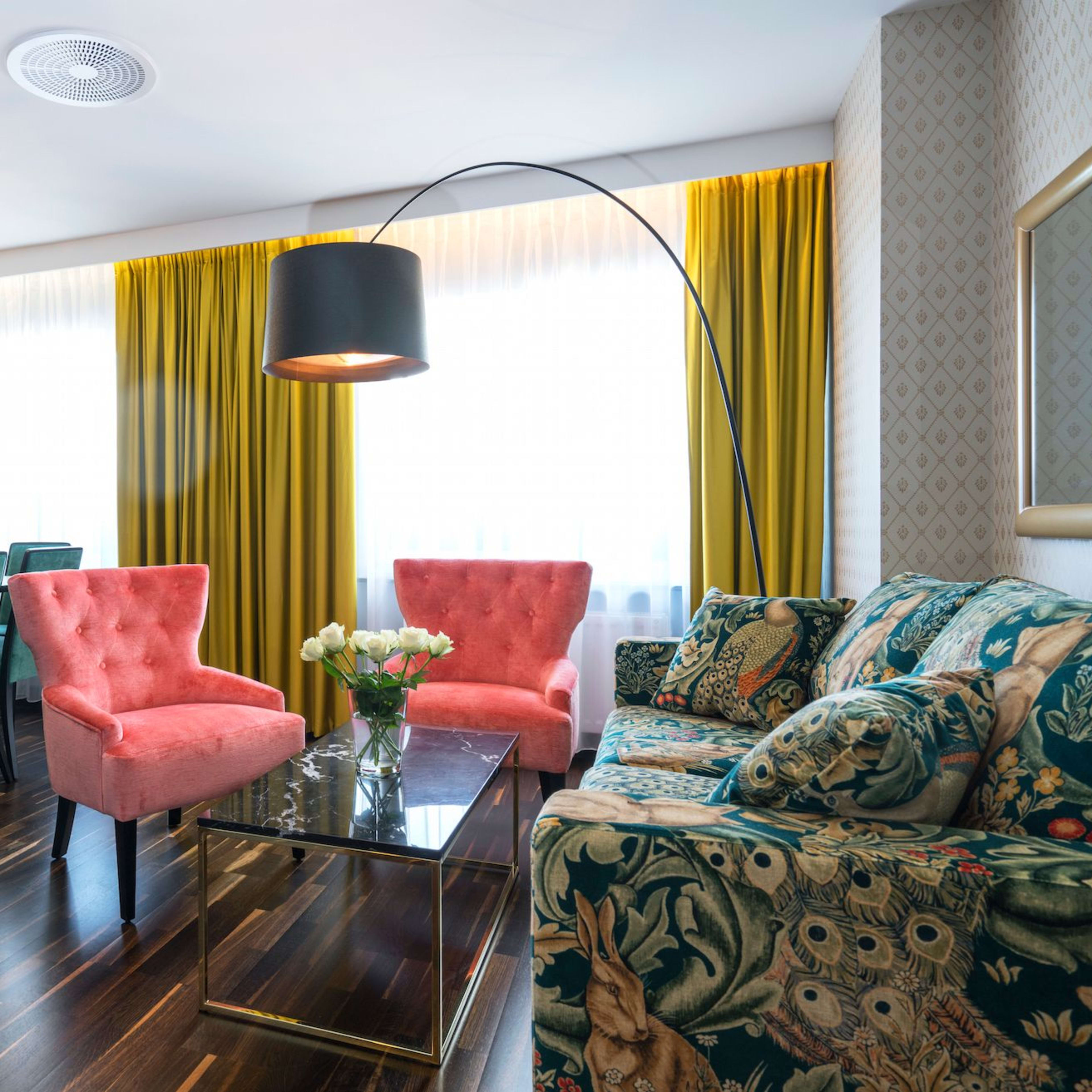 Thon Hotel Orion Bergen moderne lounge med fargerik blomstret sofa og elegant lysekrone