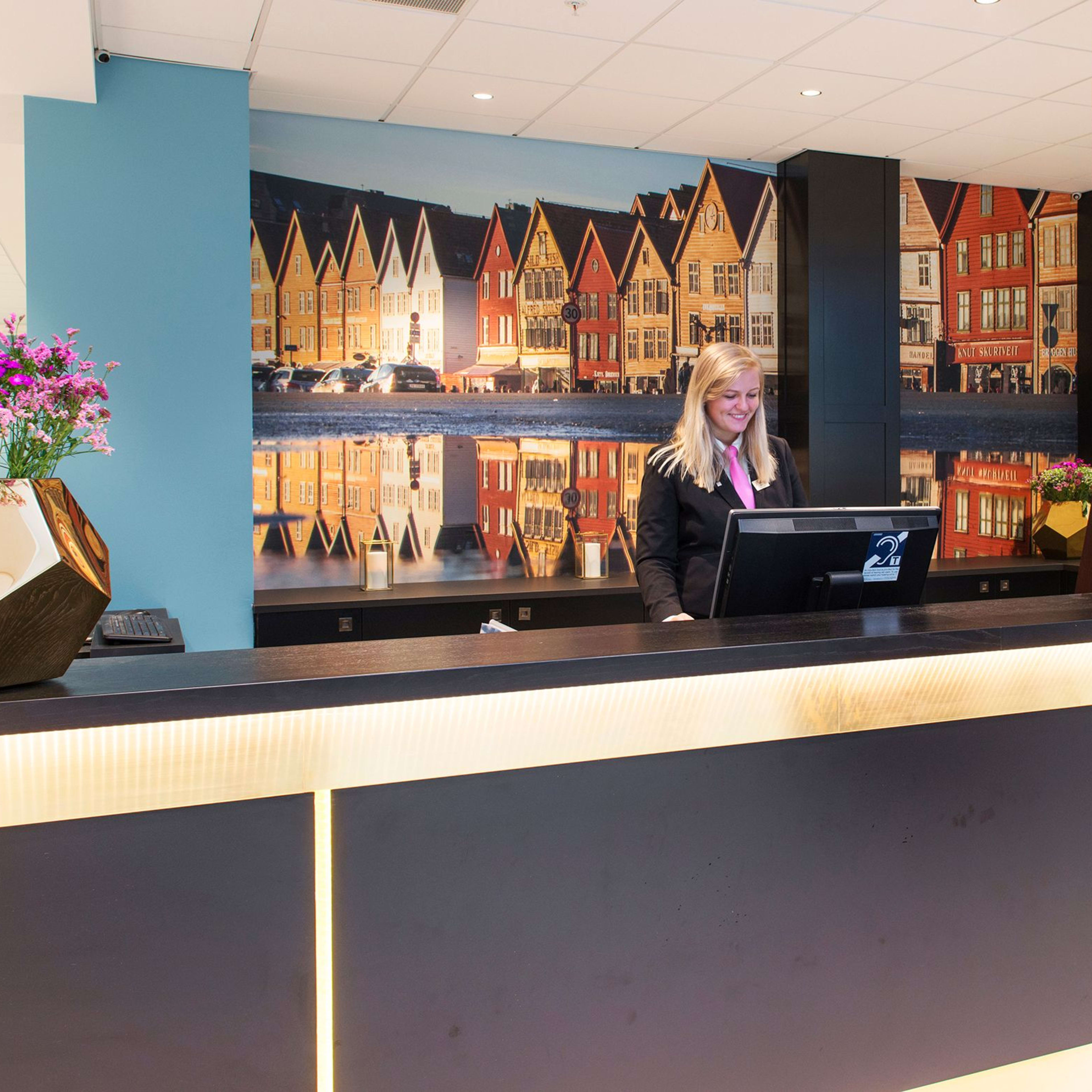 Modern reception at Thon Hotel Rosenkrantz Bergen with friendly staff welcoming guests