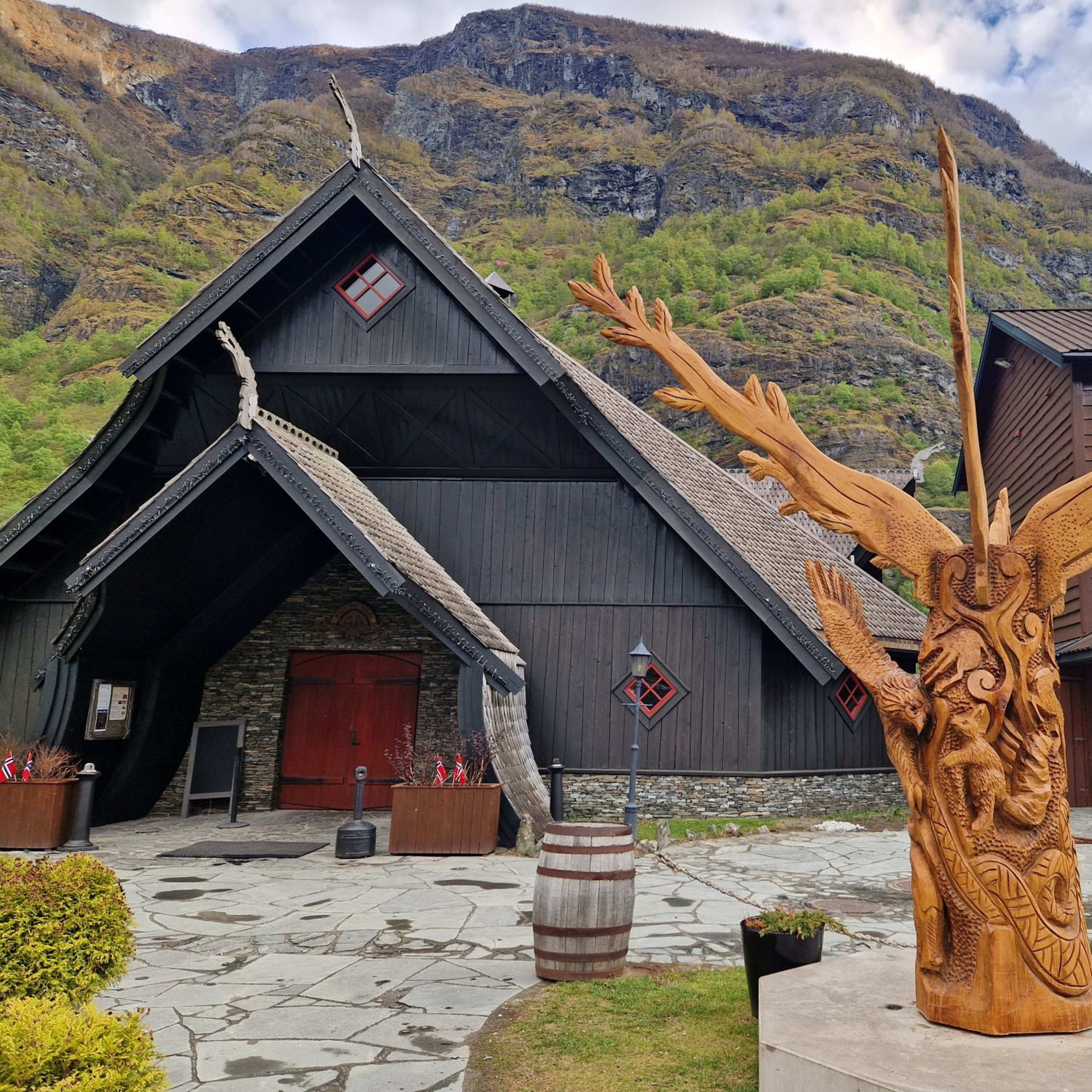 Uteområde ved Flåmsbrygga Hotell og Ægir Gastropub i Flåm en sommerdag med blå himmel og fjell