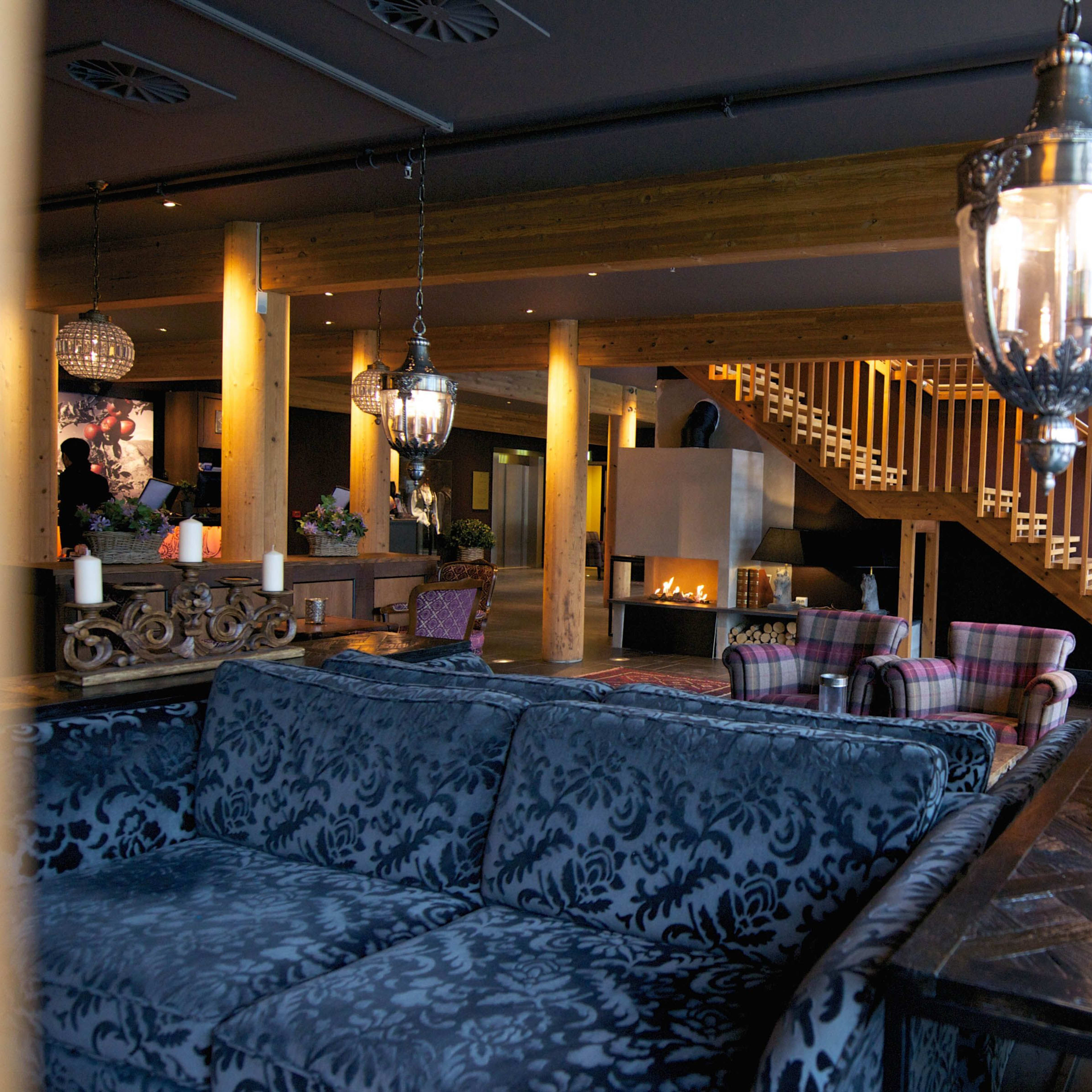 Fretheim Hotel Lobby in Flåm - gemütliche Sitzecke mit Gartenblick und norwegischem Innendesign