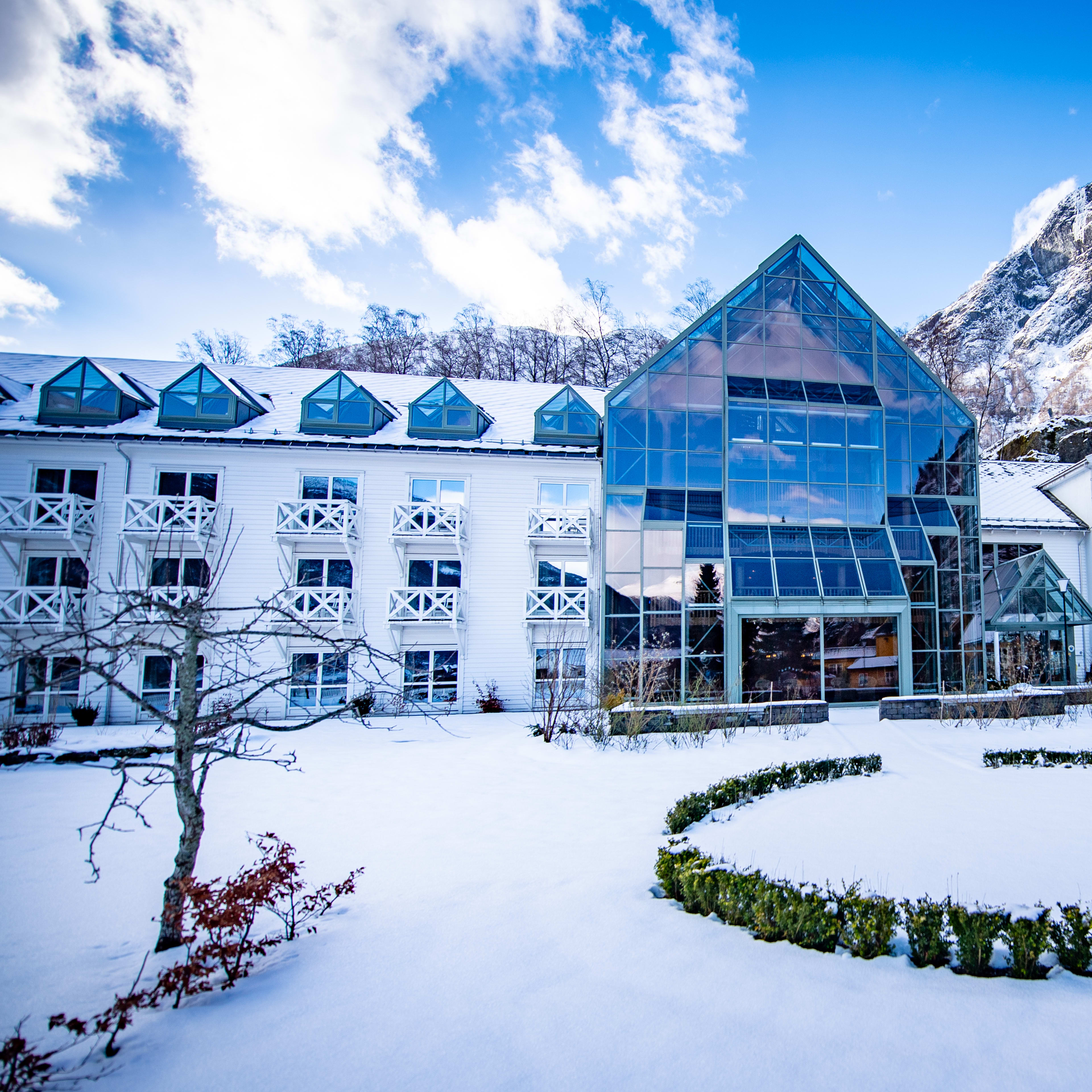 Außenansicht des Fretheim Hotels in Flåm im Winterlicht, mit Schnee bedeckt