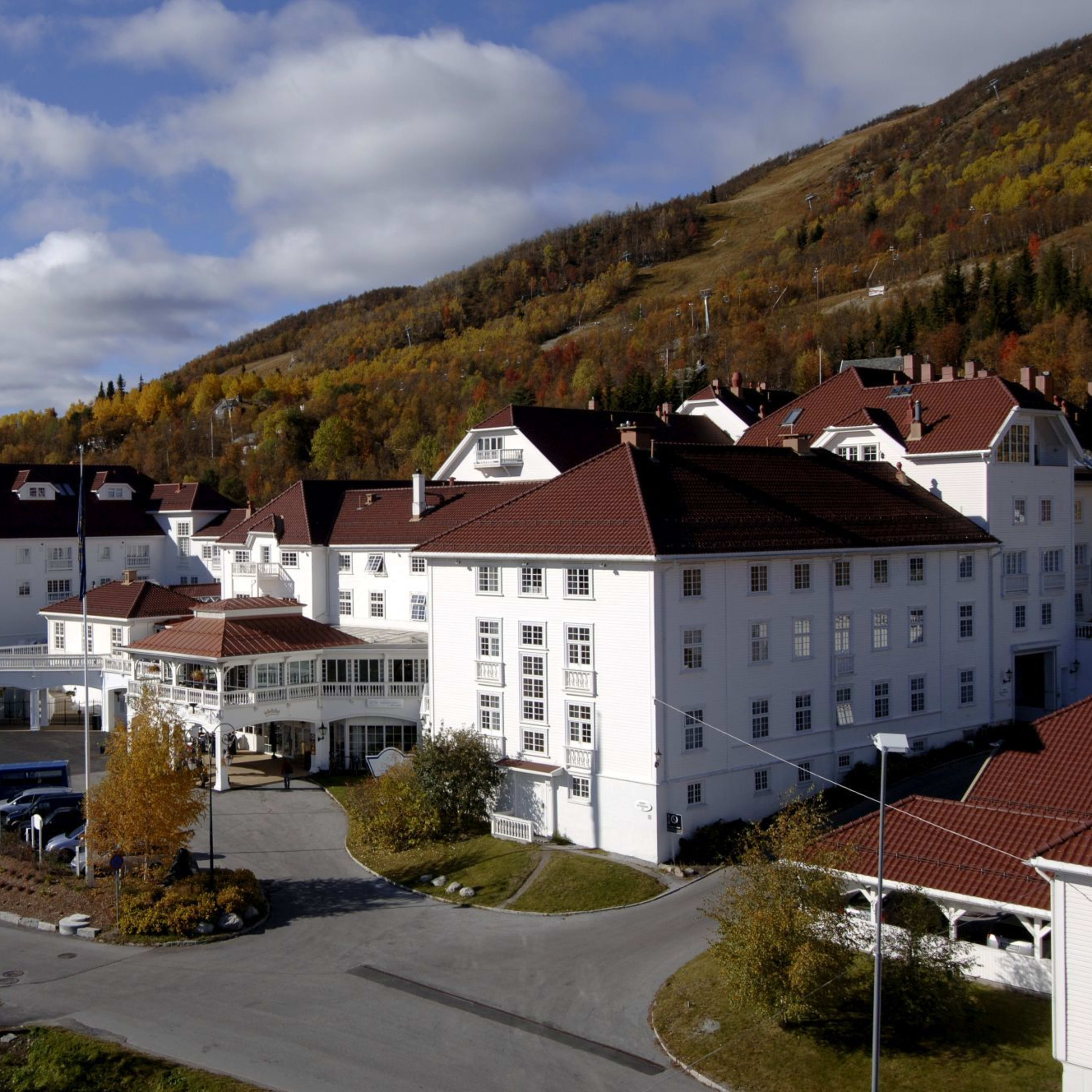 Dr. Holms Hotel Geilo omgitt av høstfjell og fargerike landskap ved Norges kjente skiresort