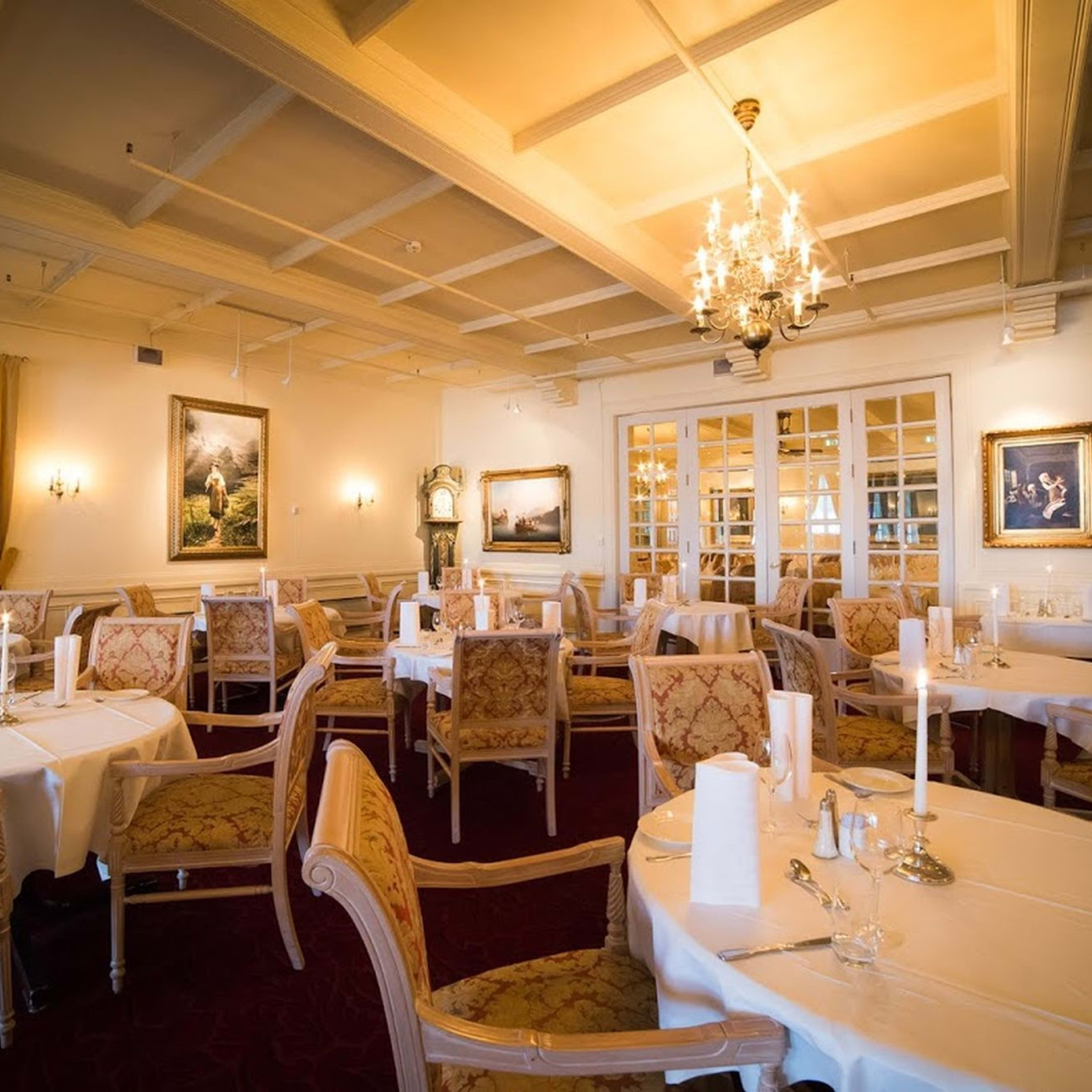Elegant restaurant på Dr. Holms Hotel Geilo med stilfull innredning og krystallkroner