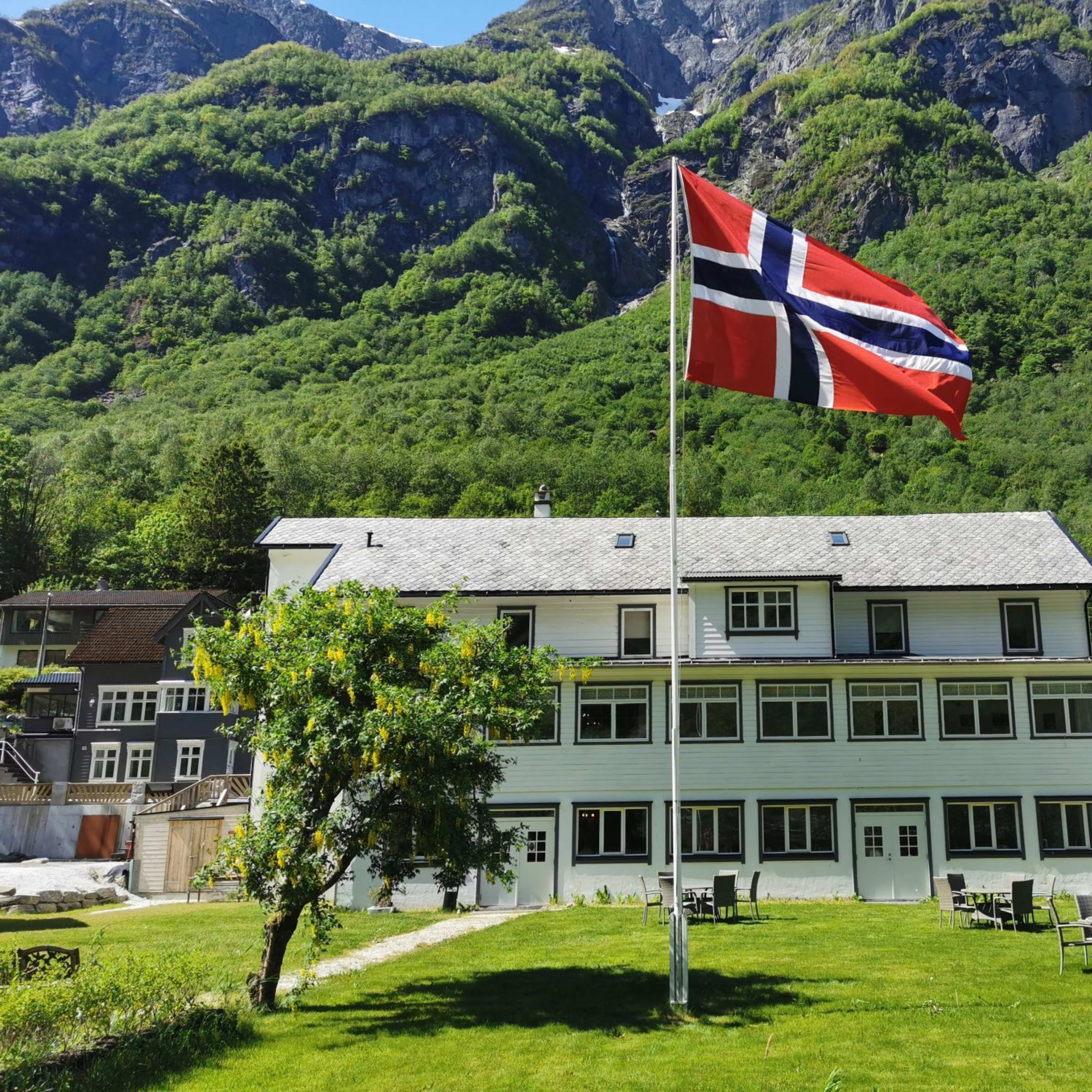 Gudvangen Budget Hotel - The garden area - Gudvangen, Norway