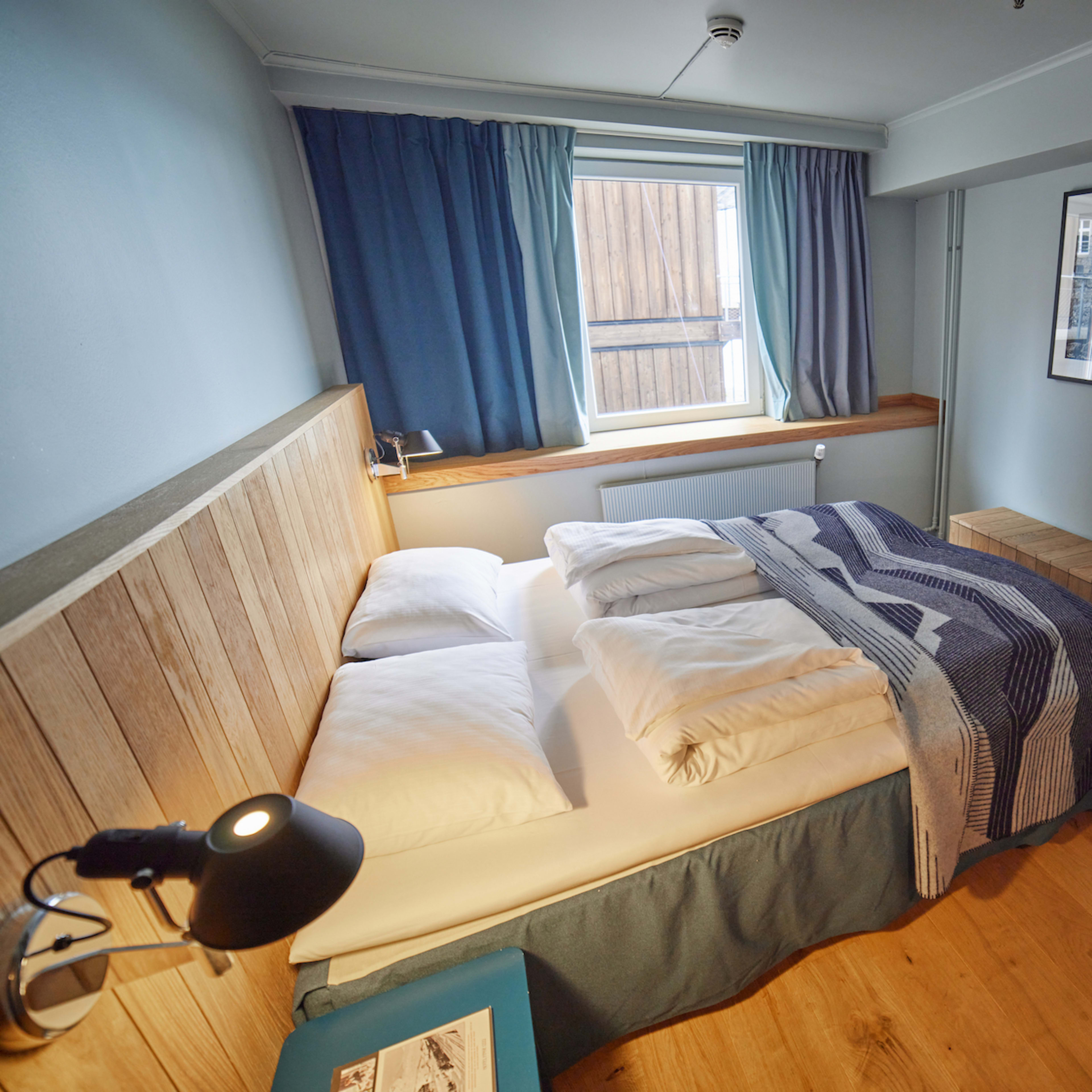 Standard Doppelzimmer Hotel Finse 1222 bequemes Bett helle Einrichtung Berghotel Unterkunft