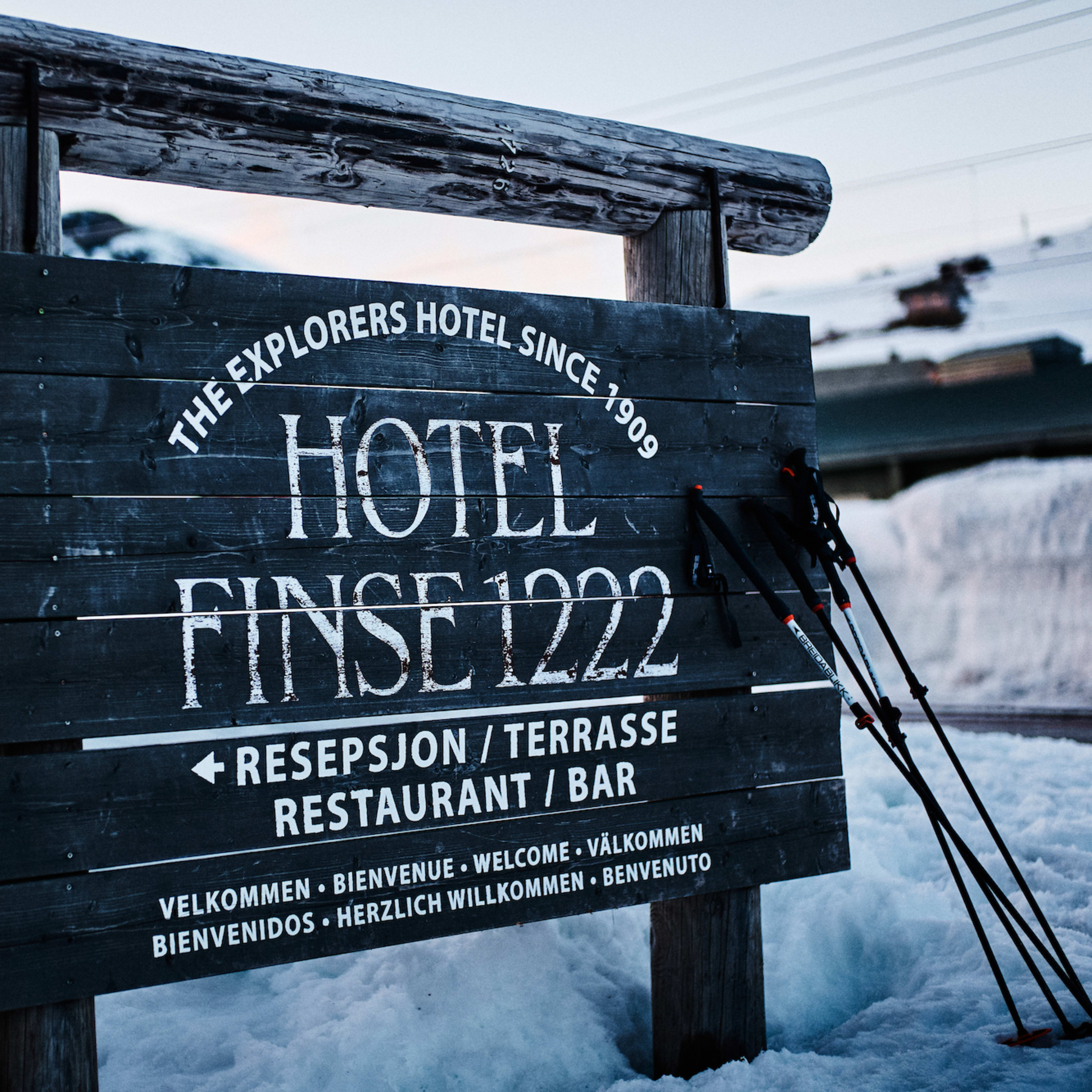 Hotel Finse 1222 Schild an Norwegens höchster Bahnstation in verschneiter Berglandschaft