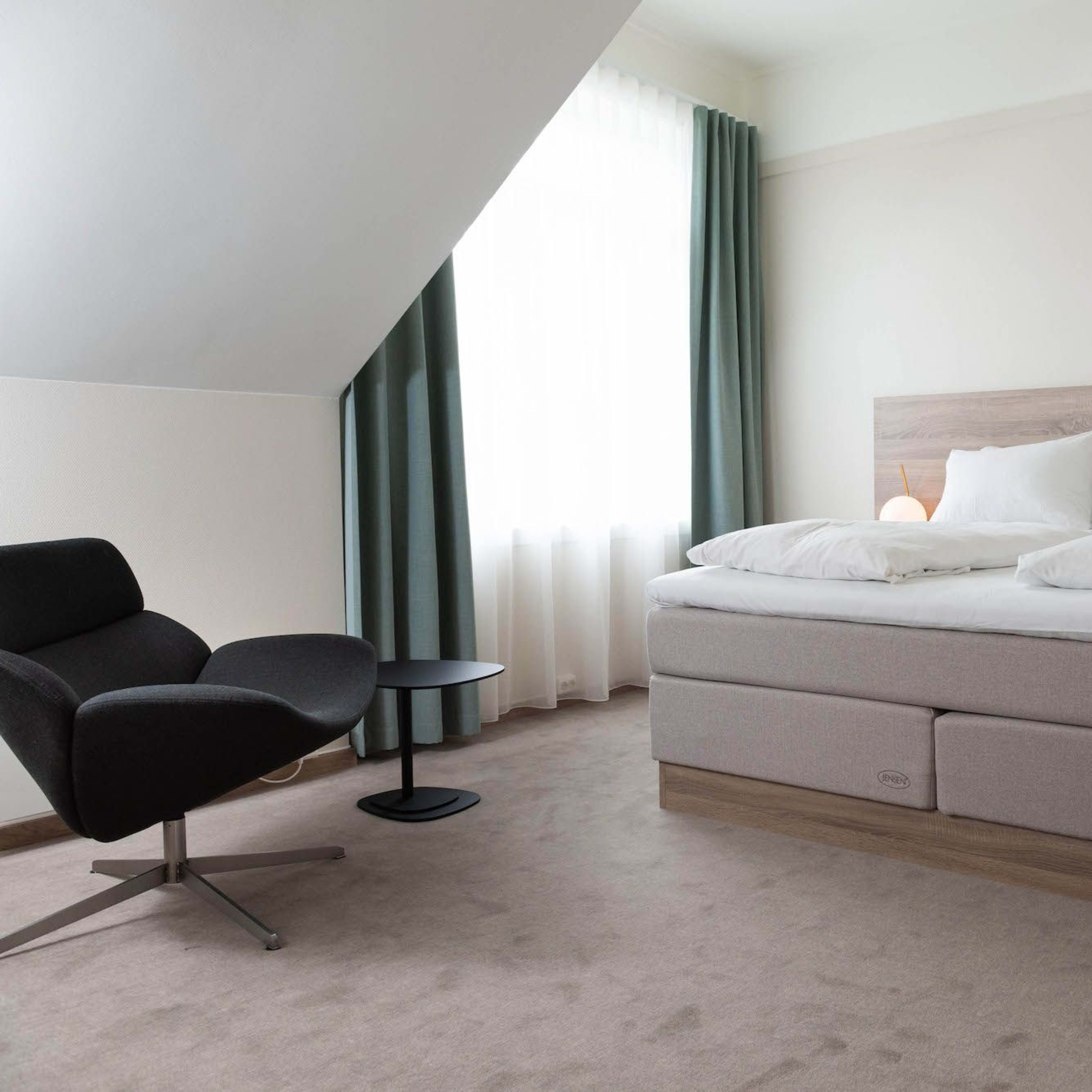 Double room at Thon Hotel Parken Kristiansand with comfortable bed and beige interior design