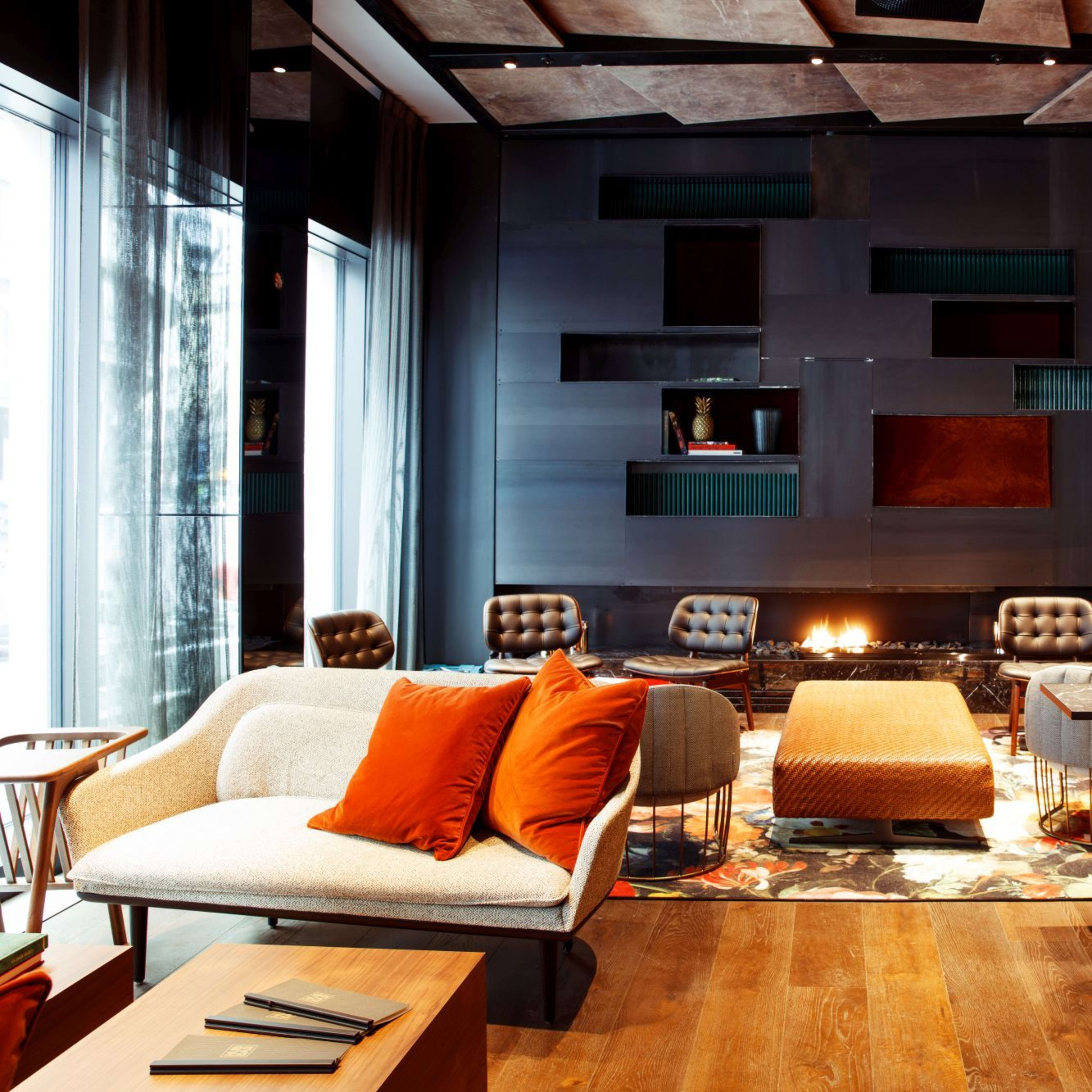 Clarion Hotel The Hub Oslo elegante Lounge mit modernem Design und Stadtblick