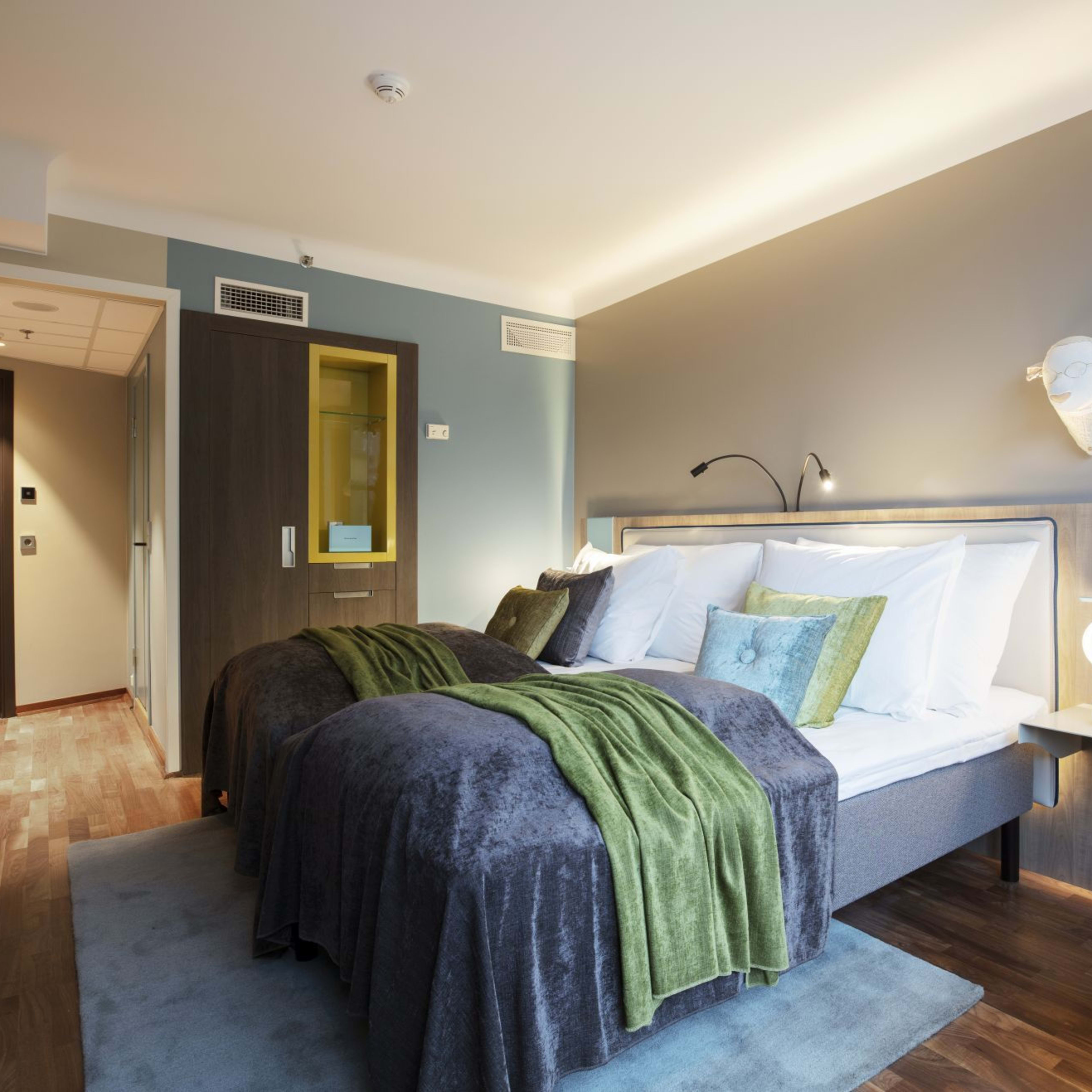 Stilvolles Twin-Zimmer im Clarion Hotel The Hub Oslo mit modernen Möbeln und Stadthotel-Komfort