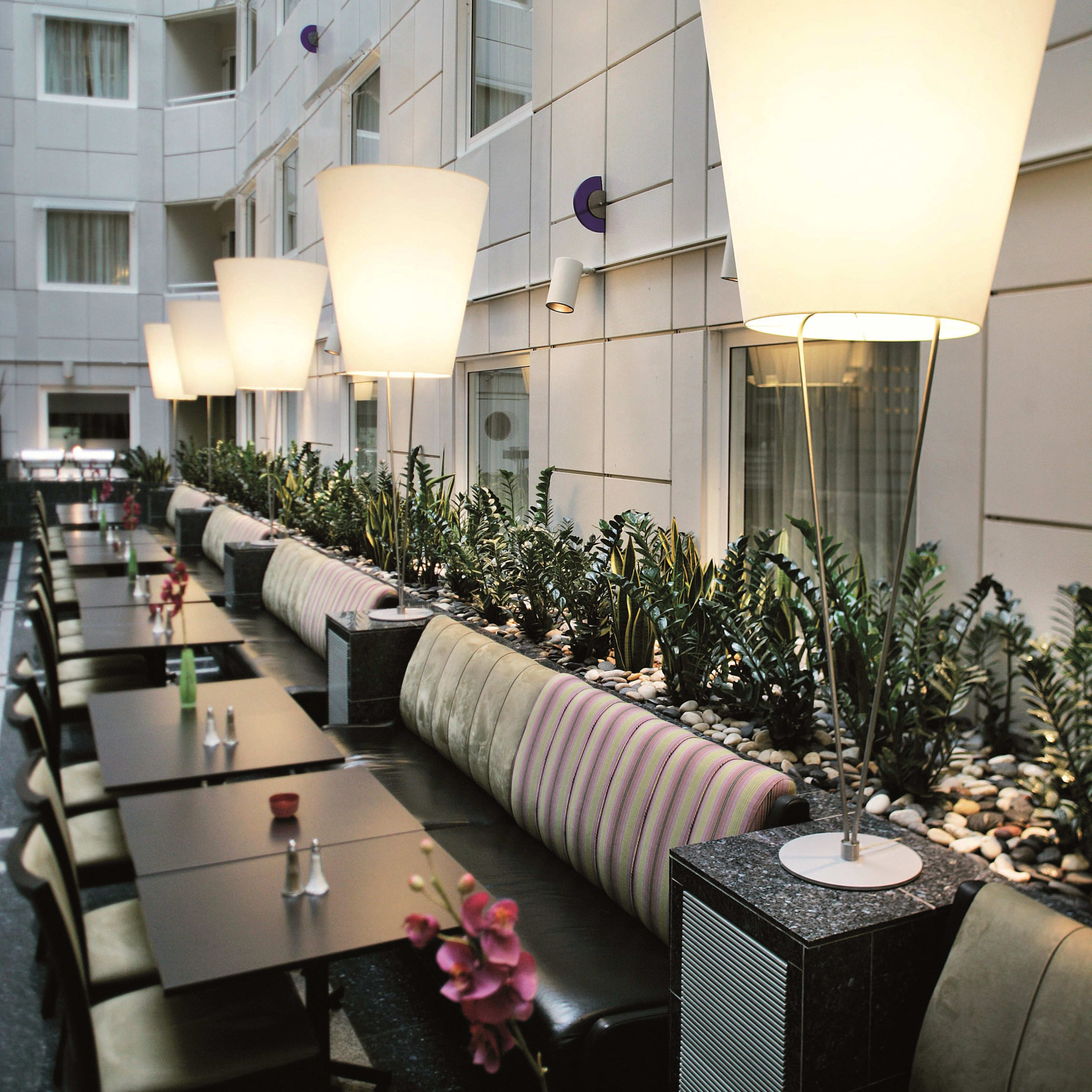 Stylish breakfast room at Thon Hotel Cecil Oslo with comfortable seating and elegant ceiling lights
