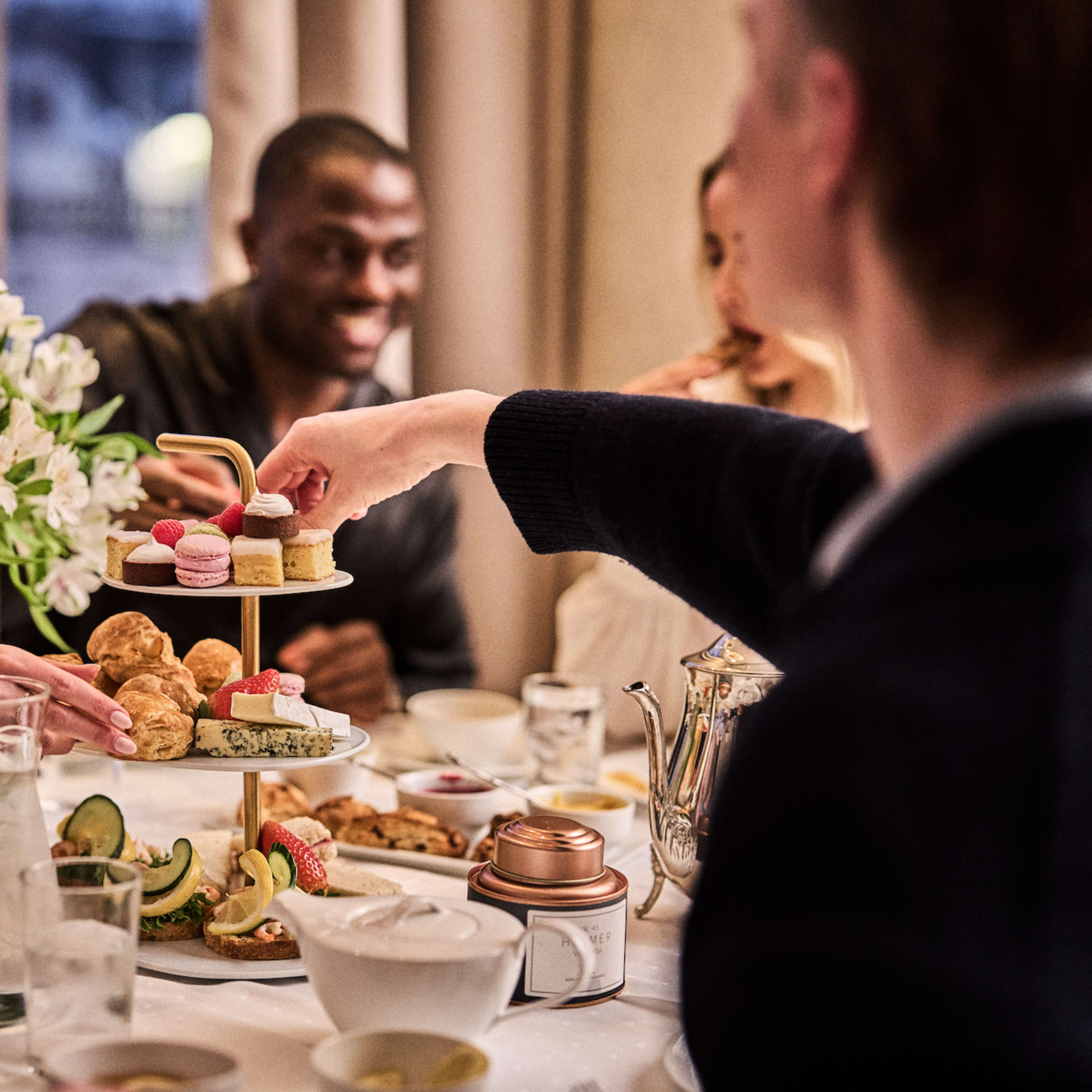 Victoria Hotel Stavanger afternoon tea med tradisjonell engelsk teservering, delikate kaker og venner som spiser sammen