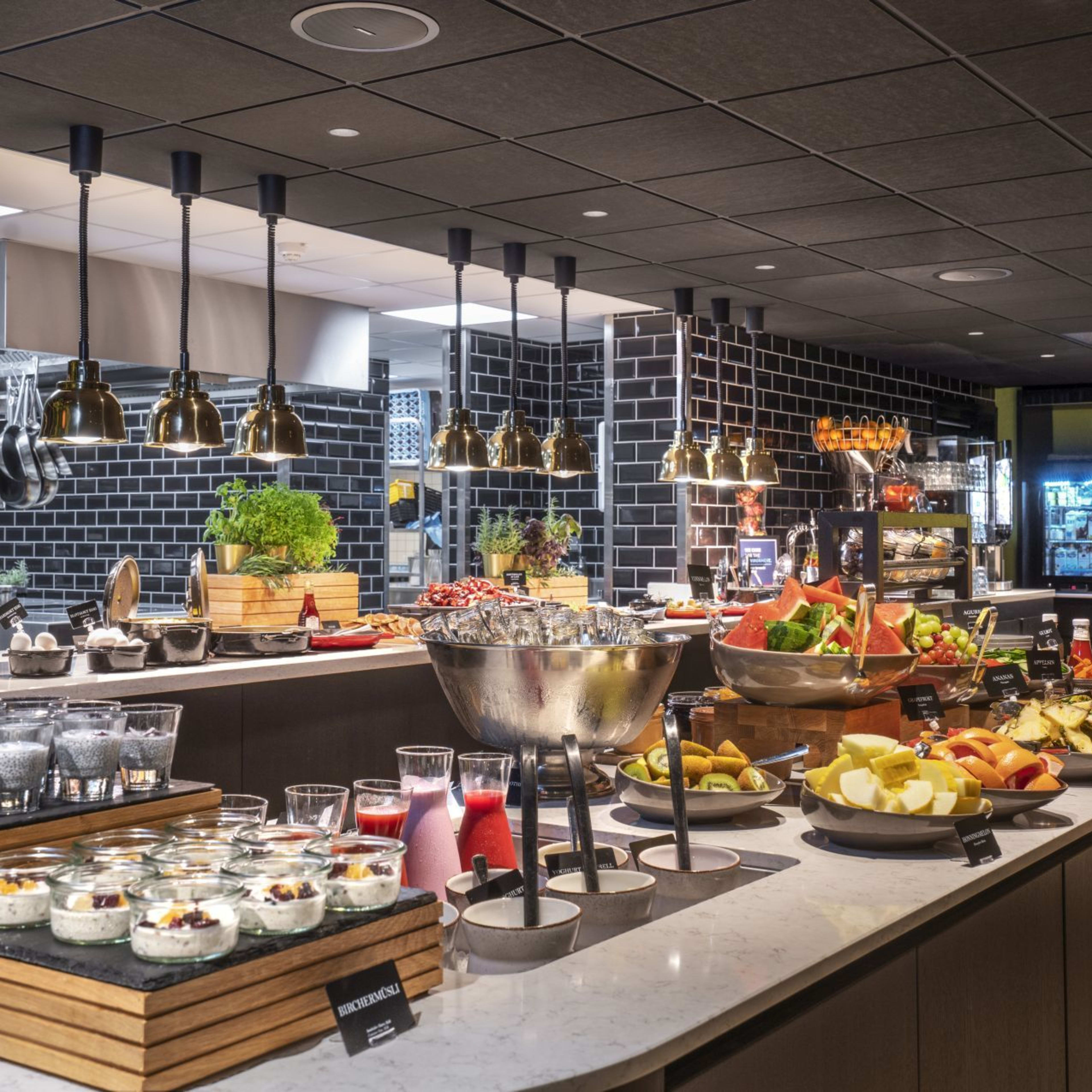 Thon Hotel Maritim Stavanger Frühstücksbuffet mit warmen Gerichten, Gebäck, frischem Brot und Obst im eleganten Speisesaal