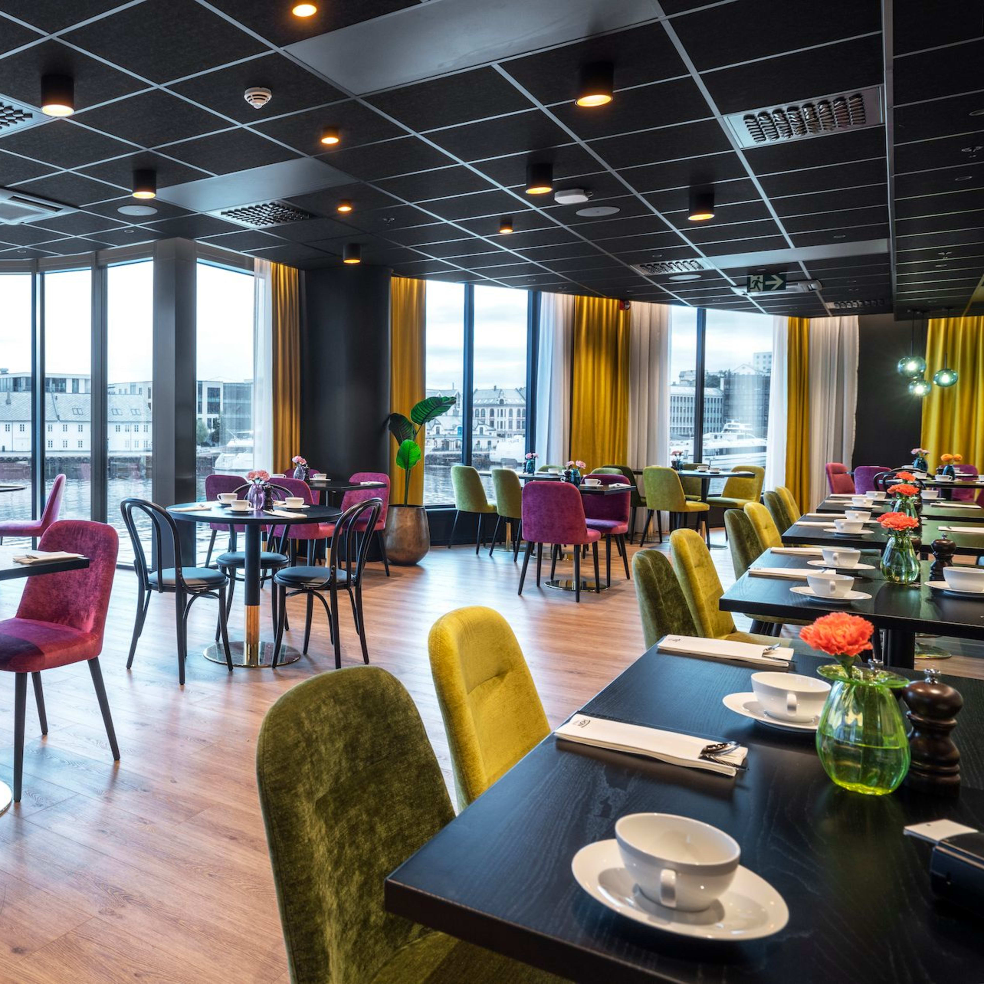 Restaurantsal på Thon Hotel Ålesund med havutsikt og moderne design i Ålesund sentrum