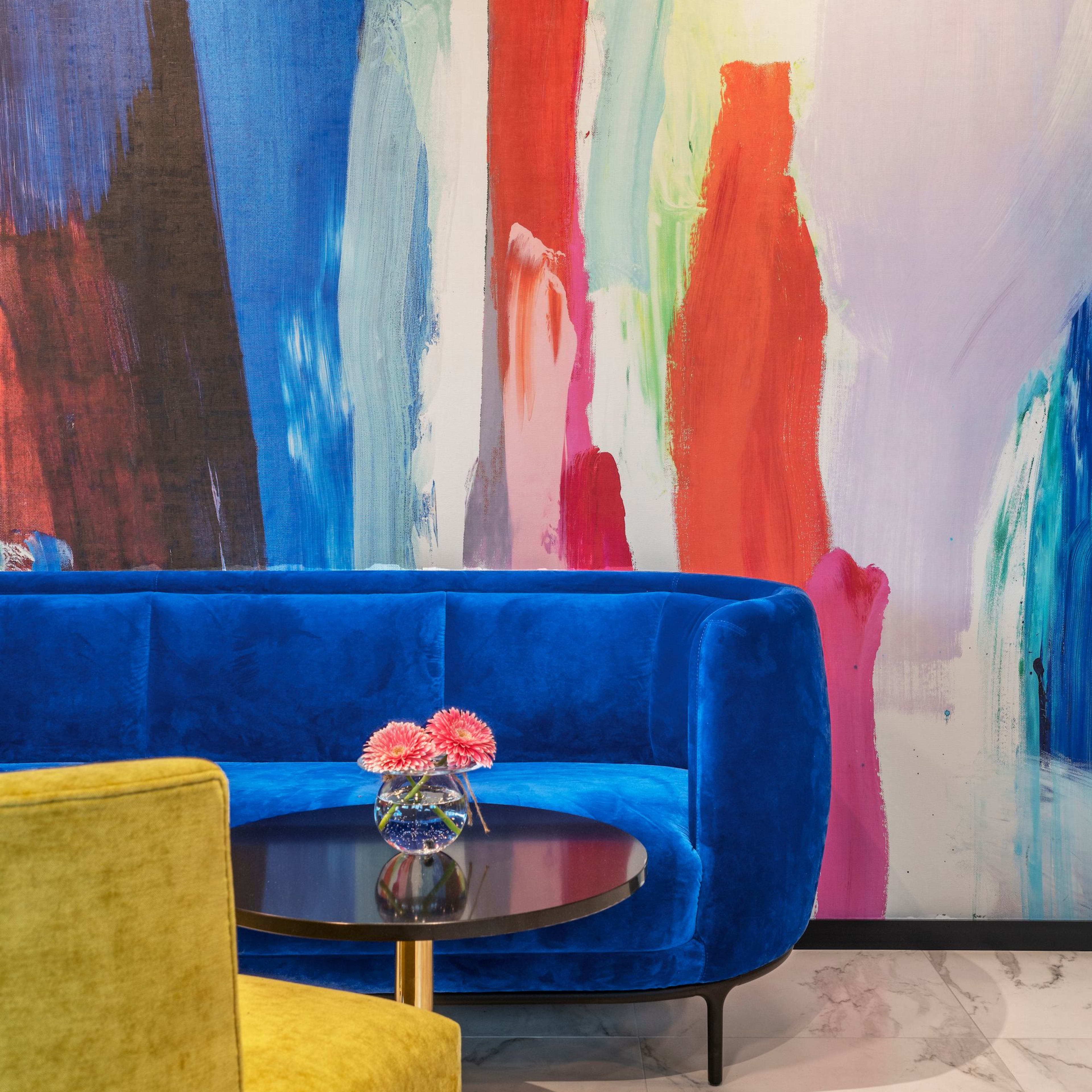 Moderne lobby på Thon Hotel Ålesund med blå sofa, friske blomster og samtidsdesign