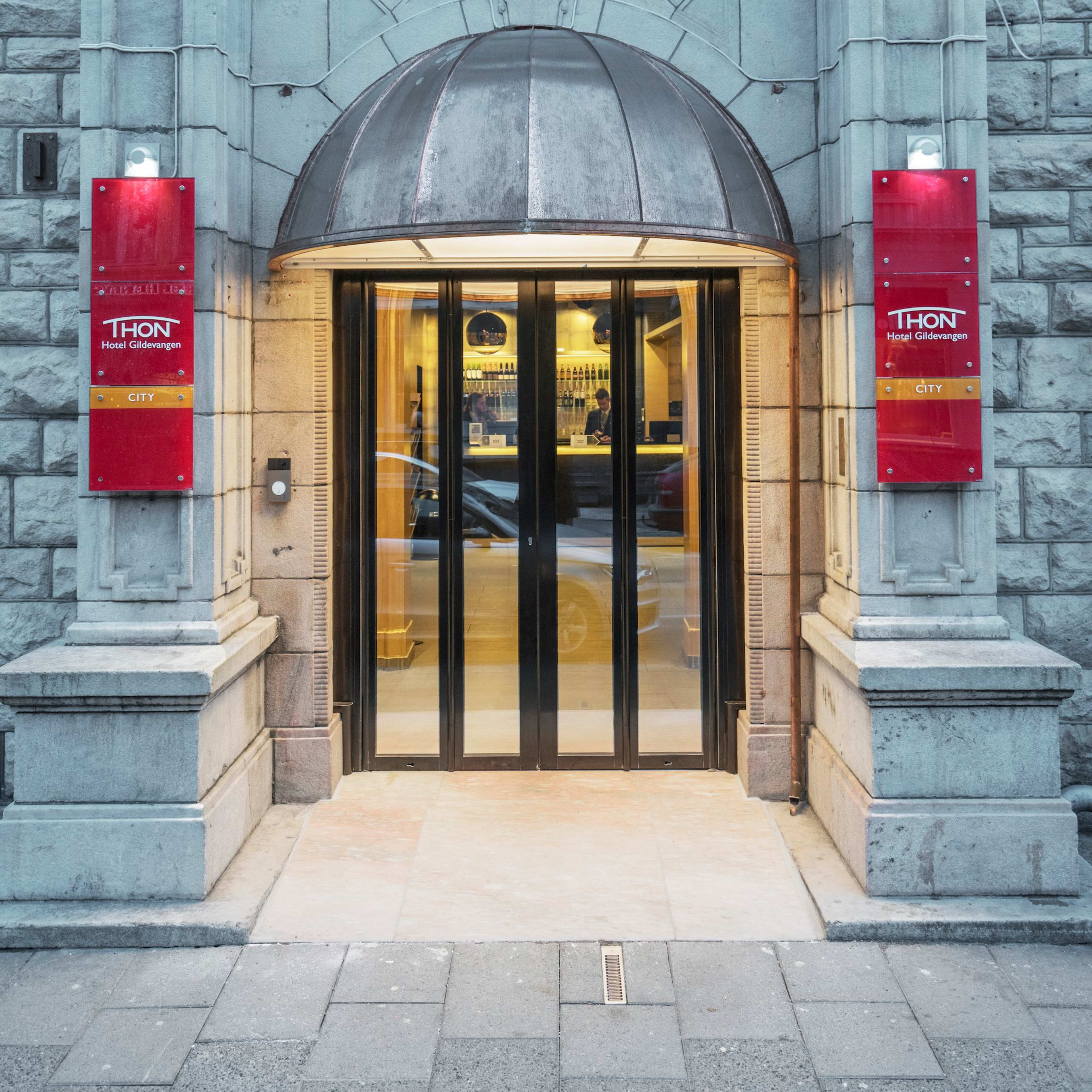 Innbydende inngang til Thon Hotel Nidaros Trondheim med murstein design og tydelig hotelmerking
