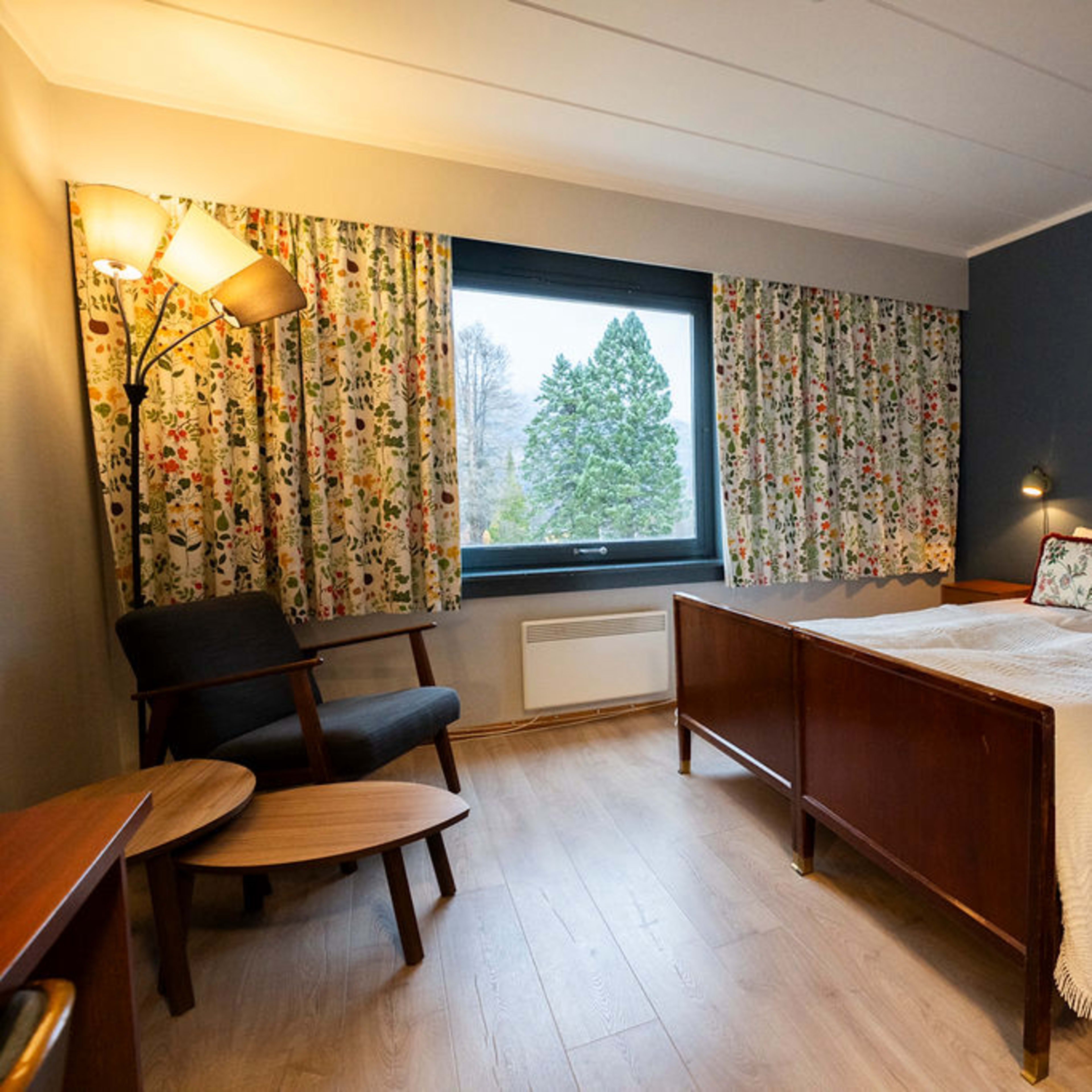 Gemütliches Doppelzimmer mit nordischem Stil und Bergblick im Vatnahalsen Høyfjellshotell an der Bergenbahn