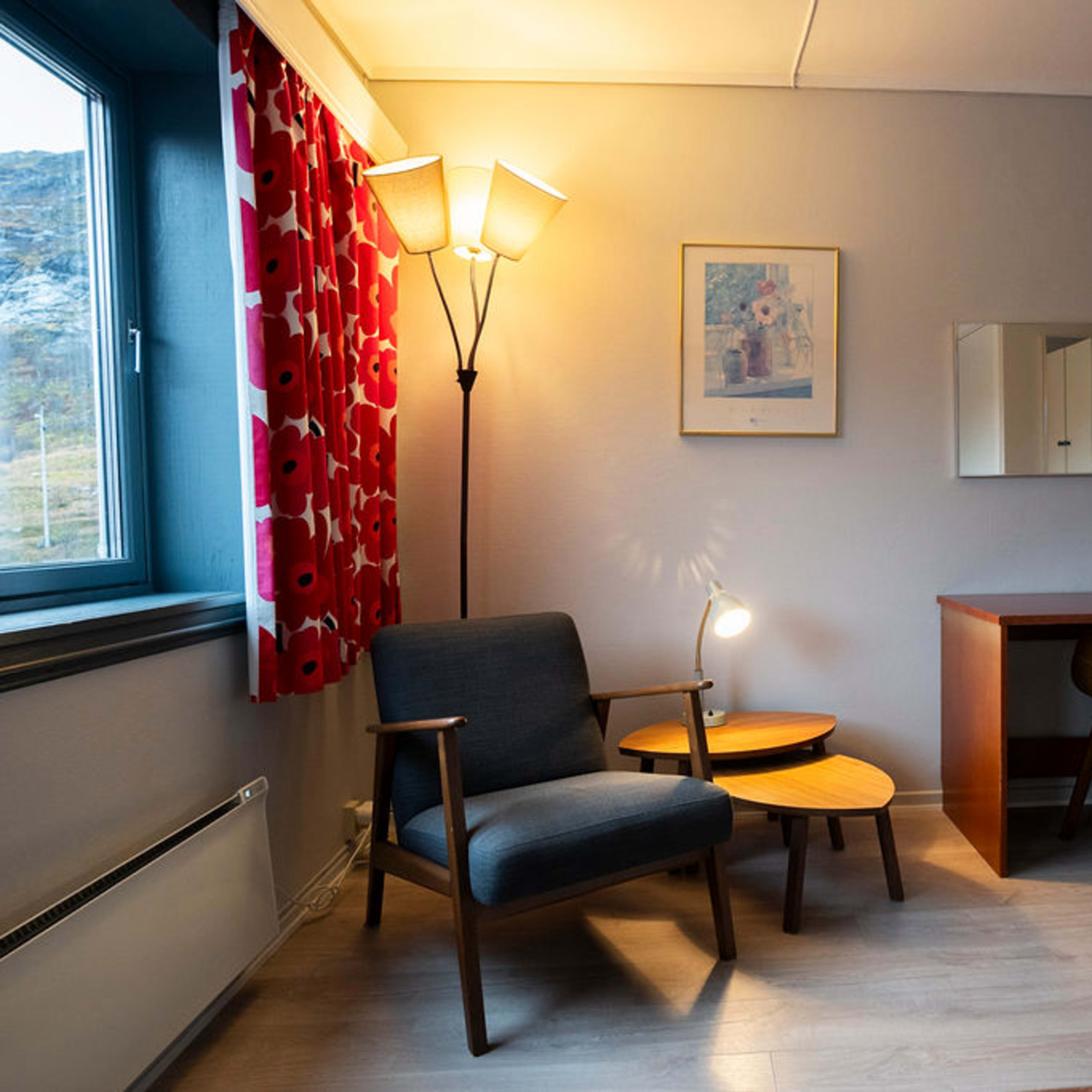 Gemütliche Leseecke mit Stuhl und Schreibtisch im Doppelzimmer im Vatnahalsen Høyfjellshotell mit Bergblick