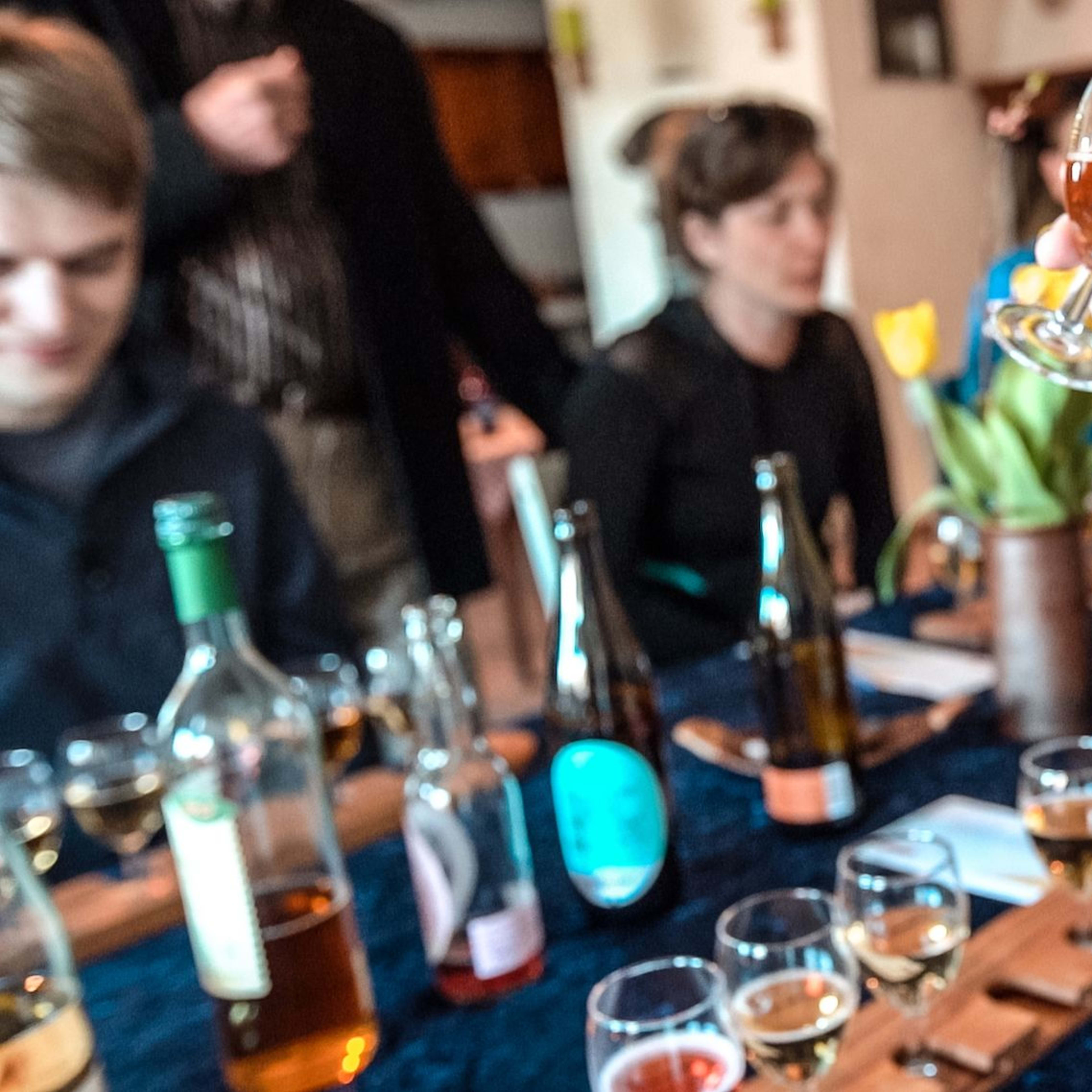 En gjest nyter et glass norsk sider og de unike smakene laget av lokale epler.