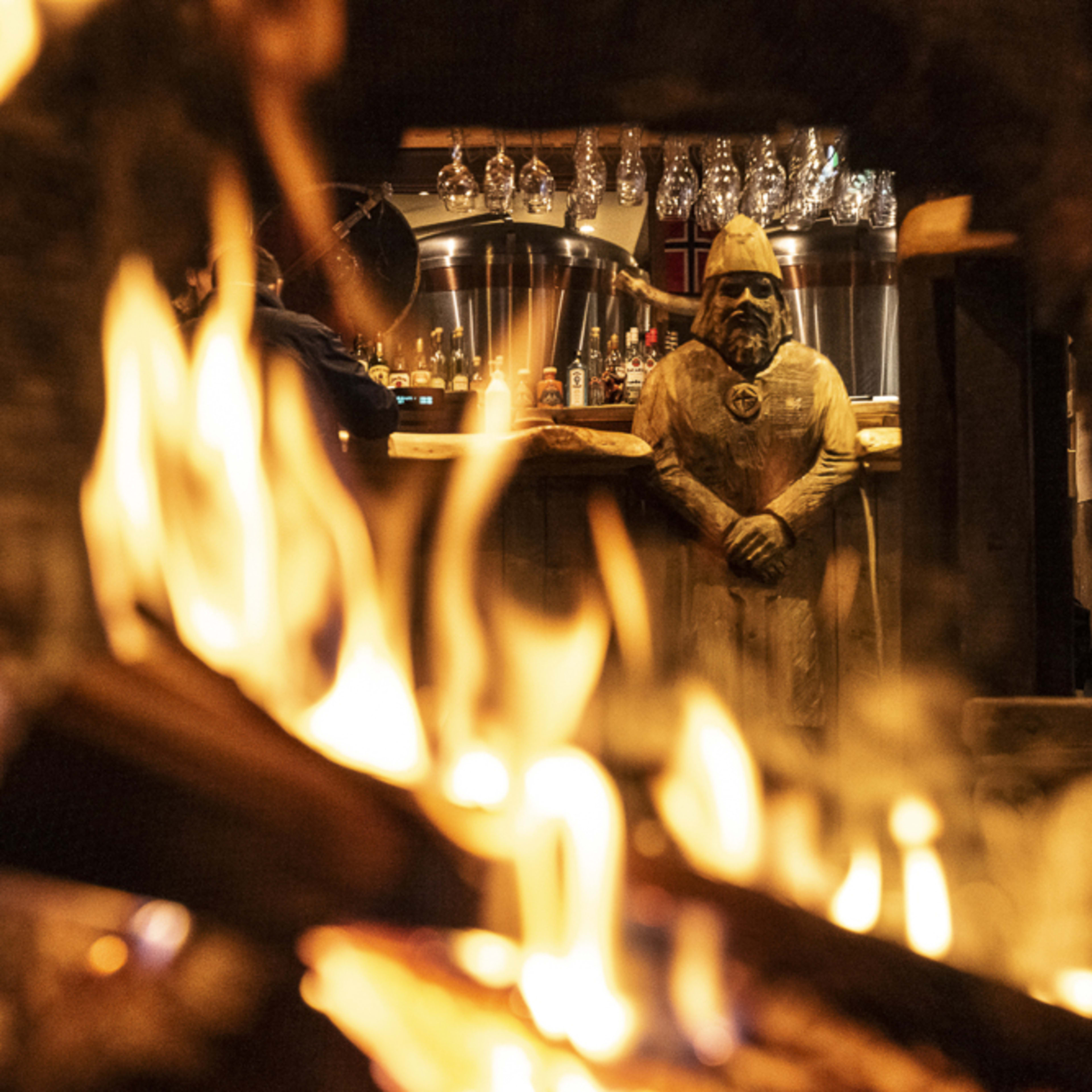 Koselig peisild på Ægir Bryggeri i Flåm med autentisk vikingstil trekonsoll og tradisjonell norsk design