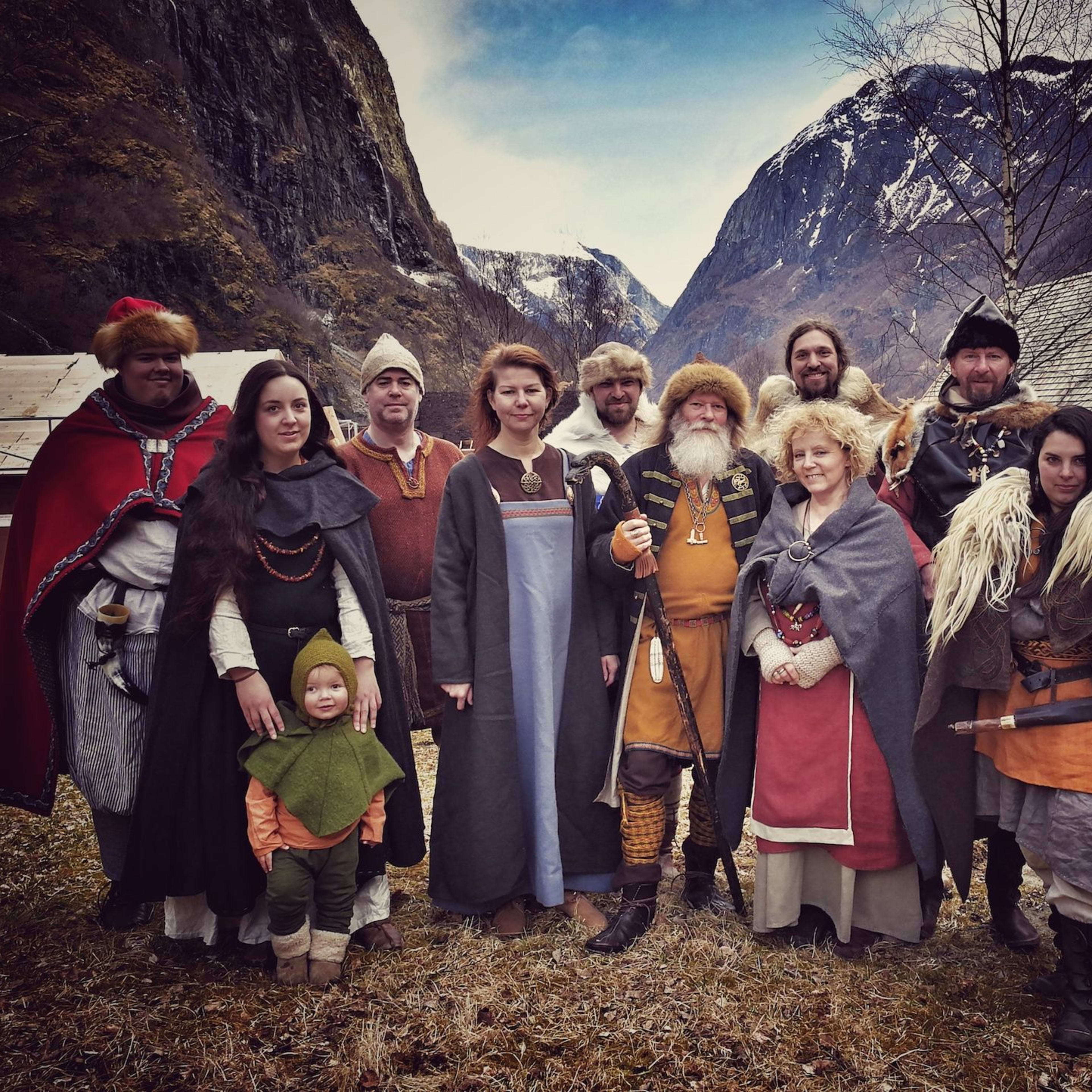 Gruppe in Wikingerkleidung posiert im Tal.