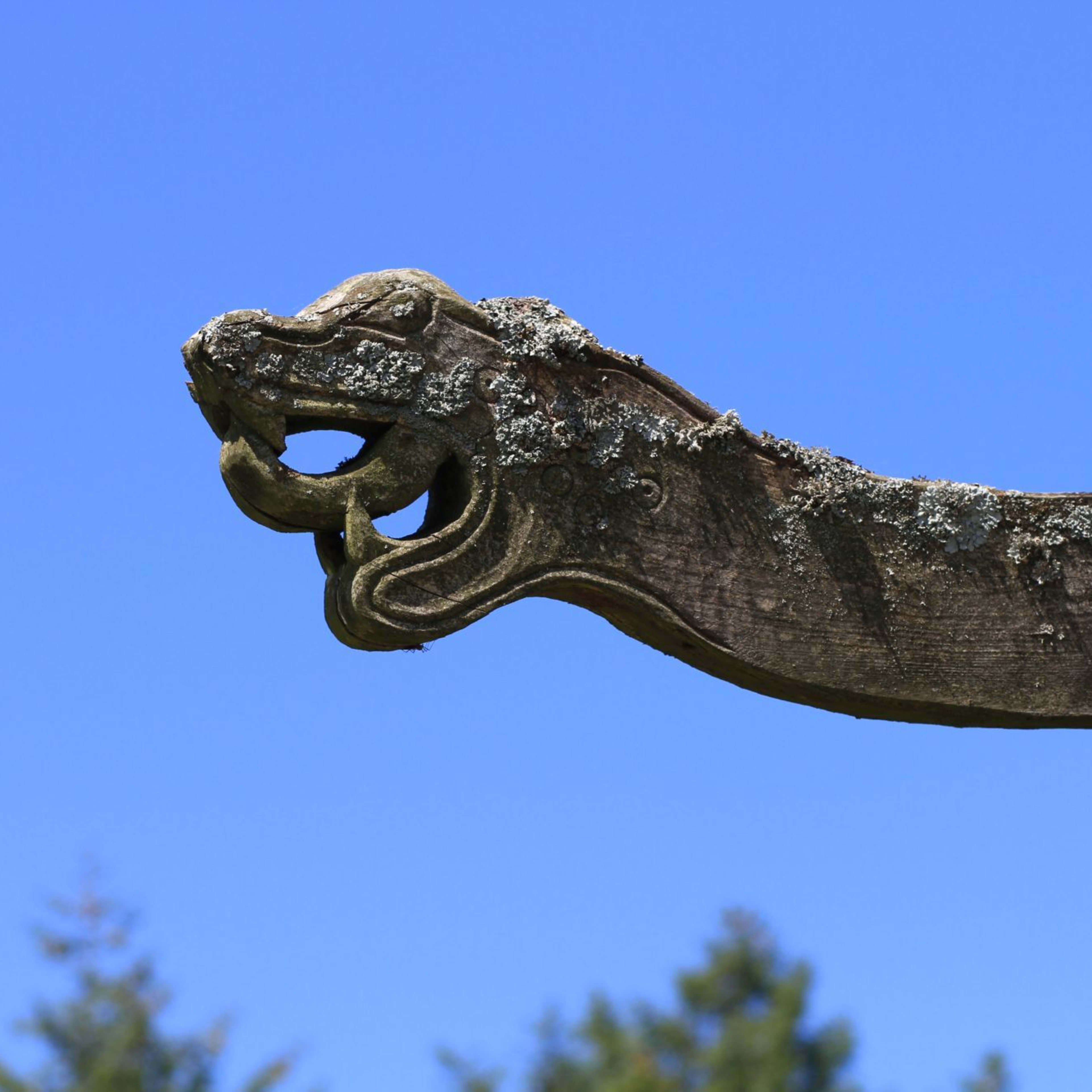 Utskåret drage på et norsk vikinghus er et kunstverk