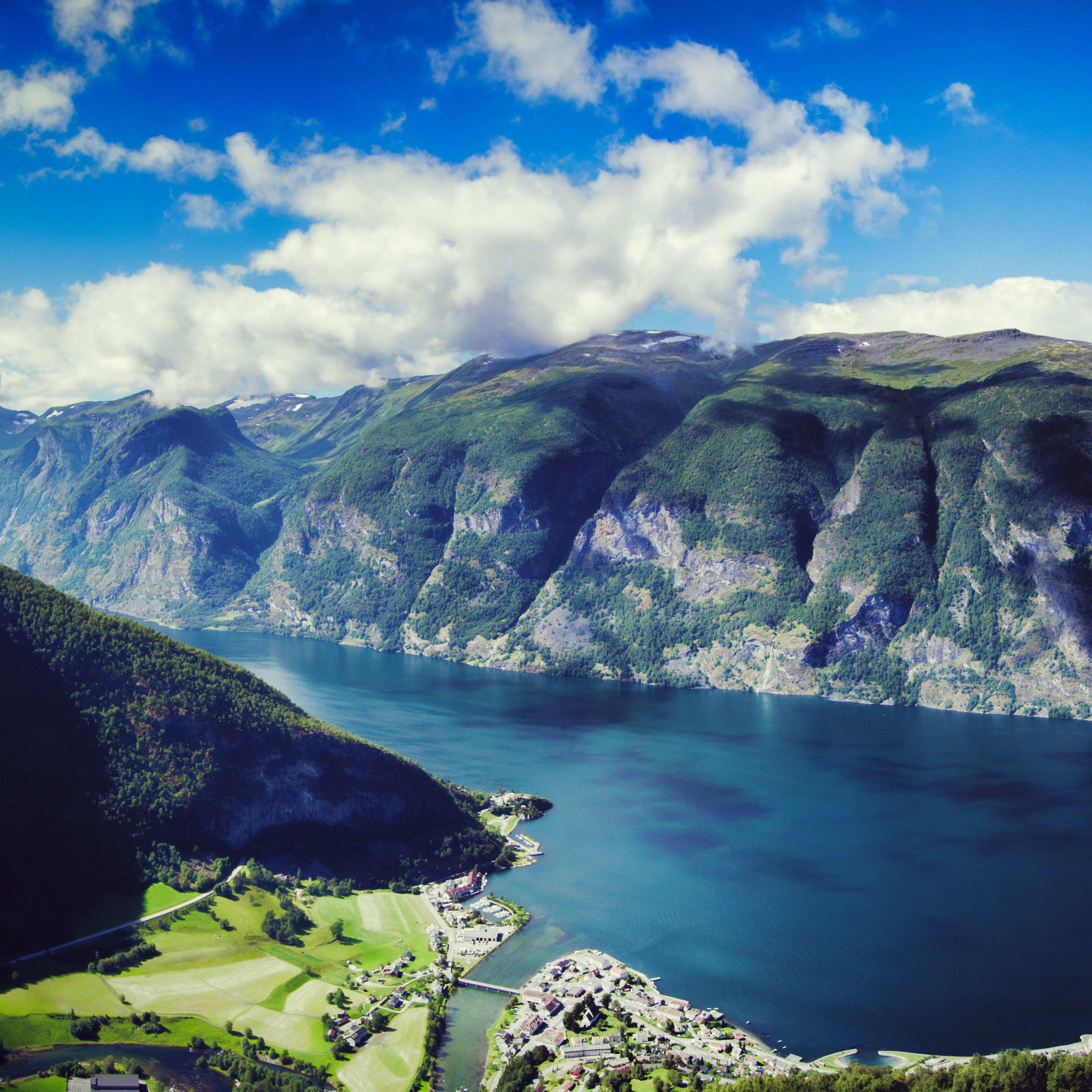 Aurlandsfjorden – Panoramablick auf den Fjord und das Fjorddorf Aurland