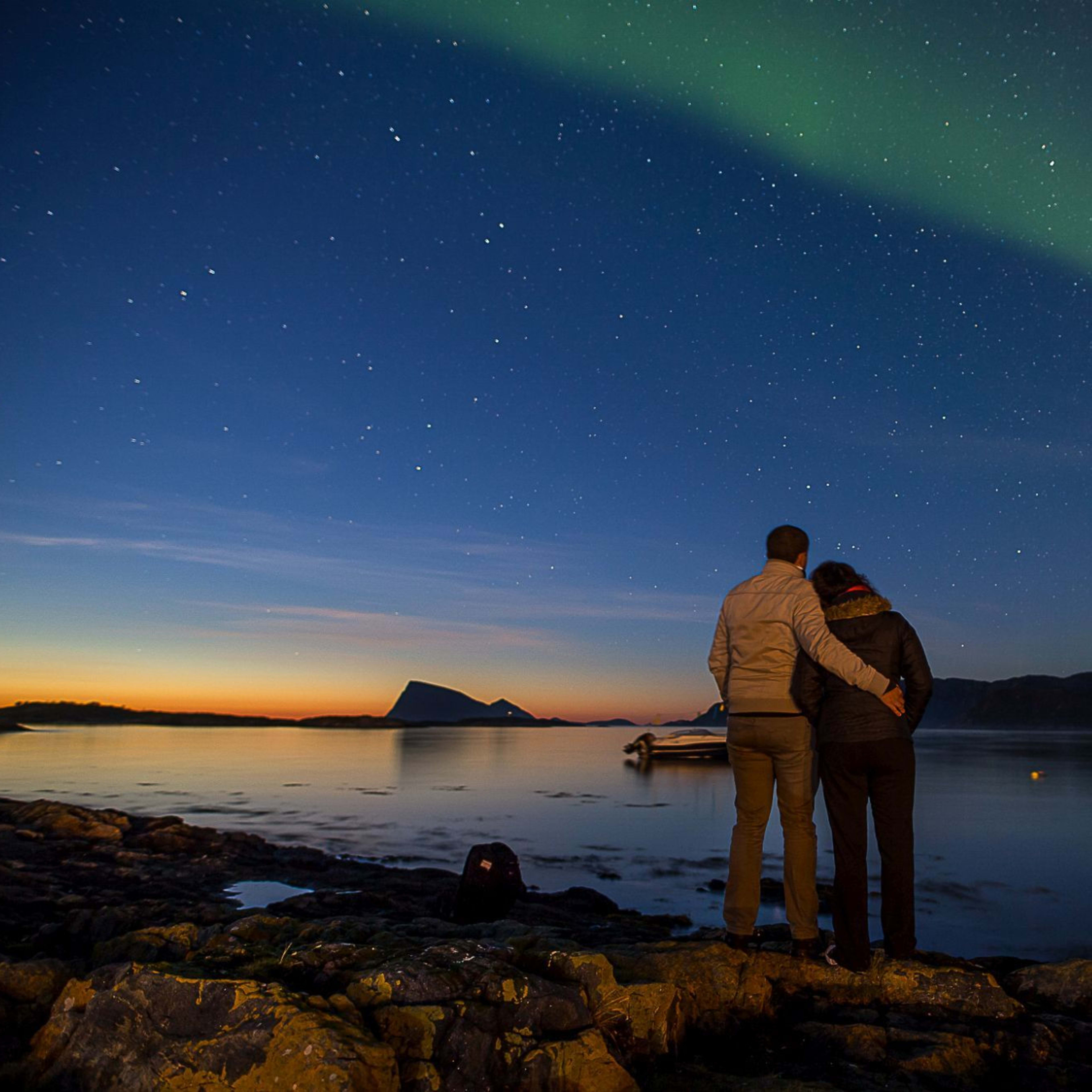 Par ser på nordlys på guidet nordlyssafari i Tromsø Norge