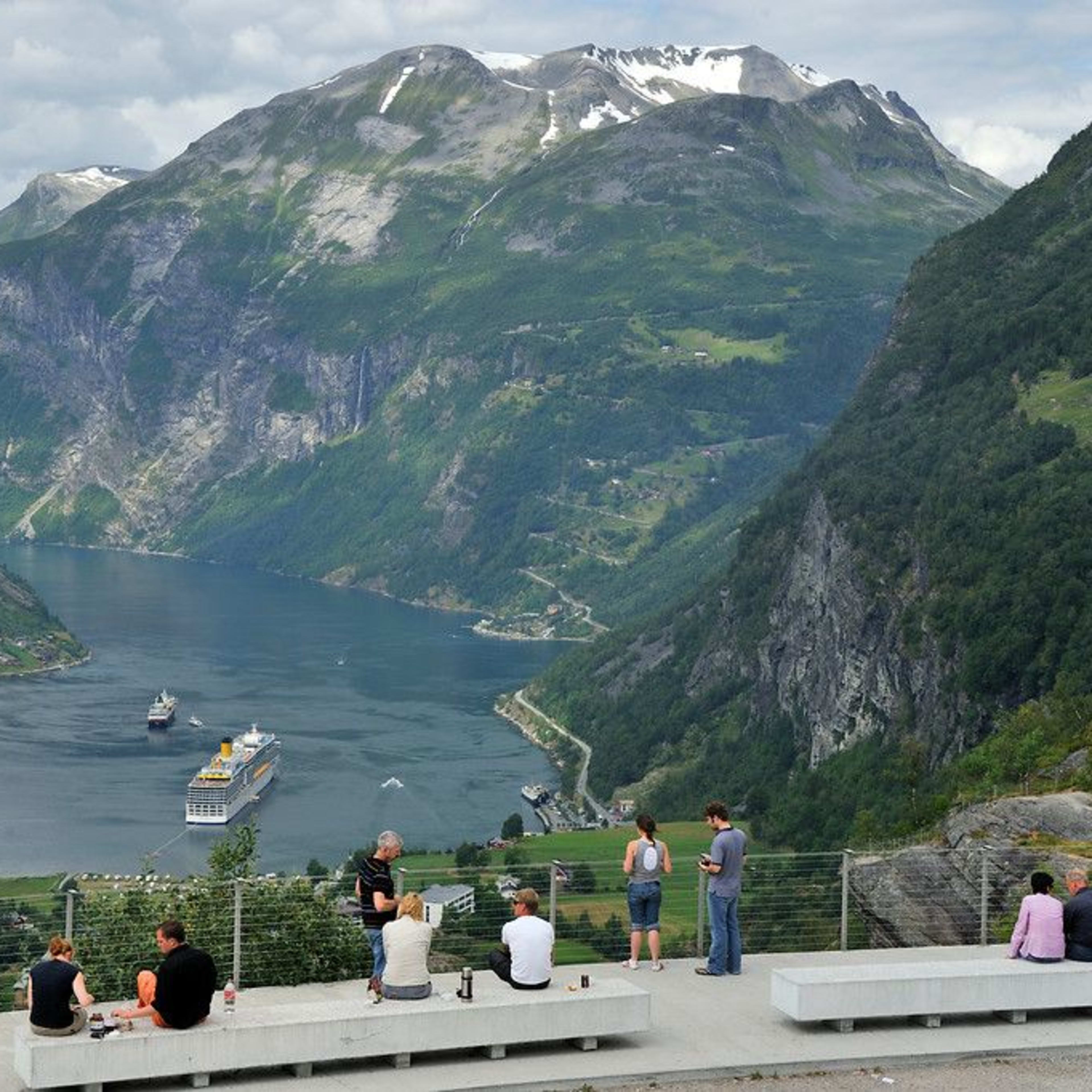 Utsikt over Geiranger og Ørnesvingene fra Flydalsjuvet utsiktspunkt