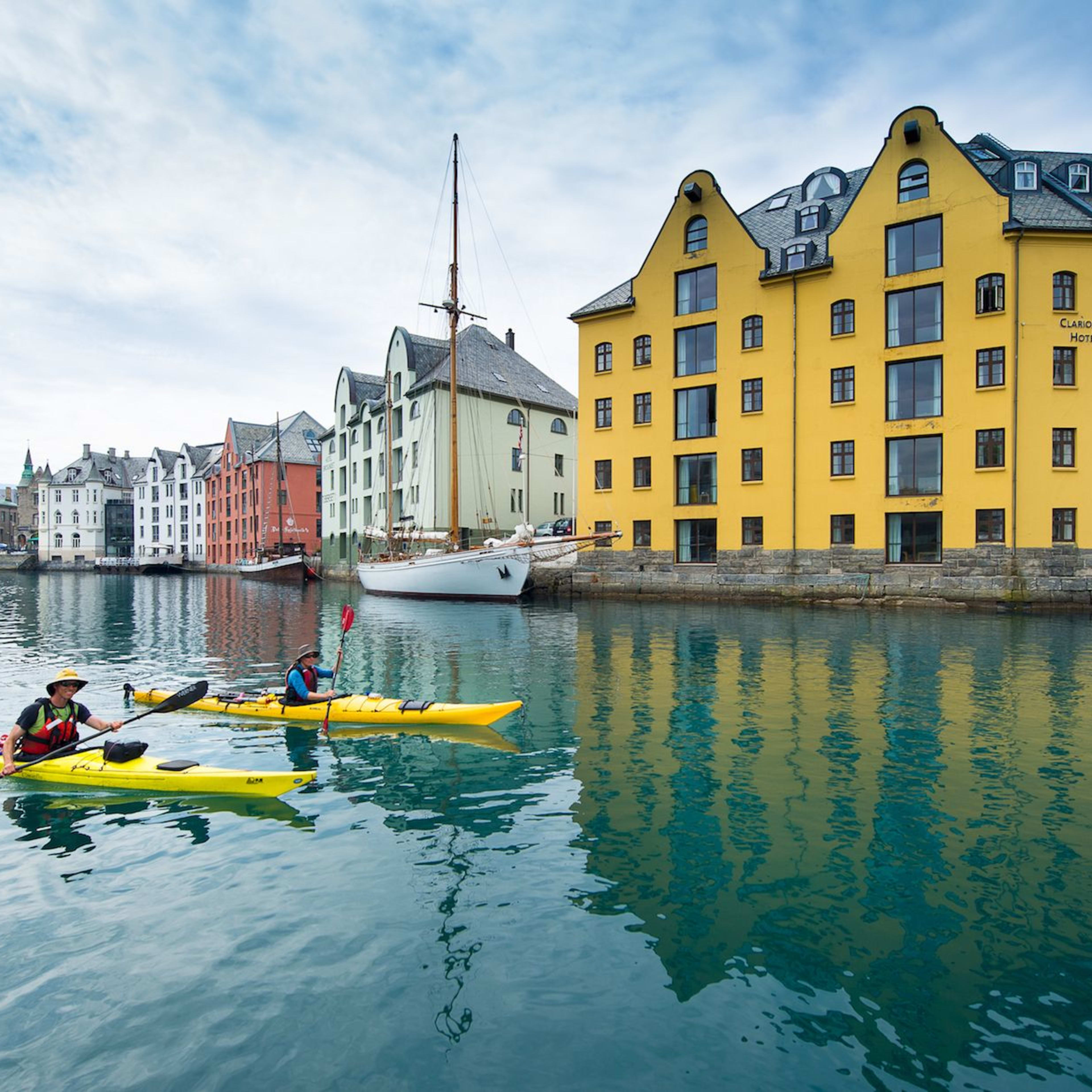 Vinterkajakk i Ålesund fjord med utsikt over historiske jugendstilbygninger og krystallklart norsk fjordvann