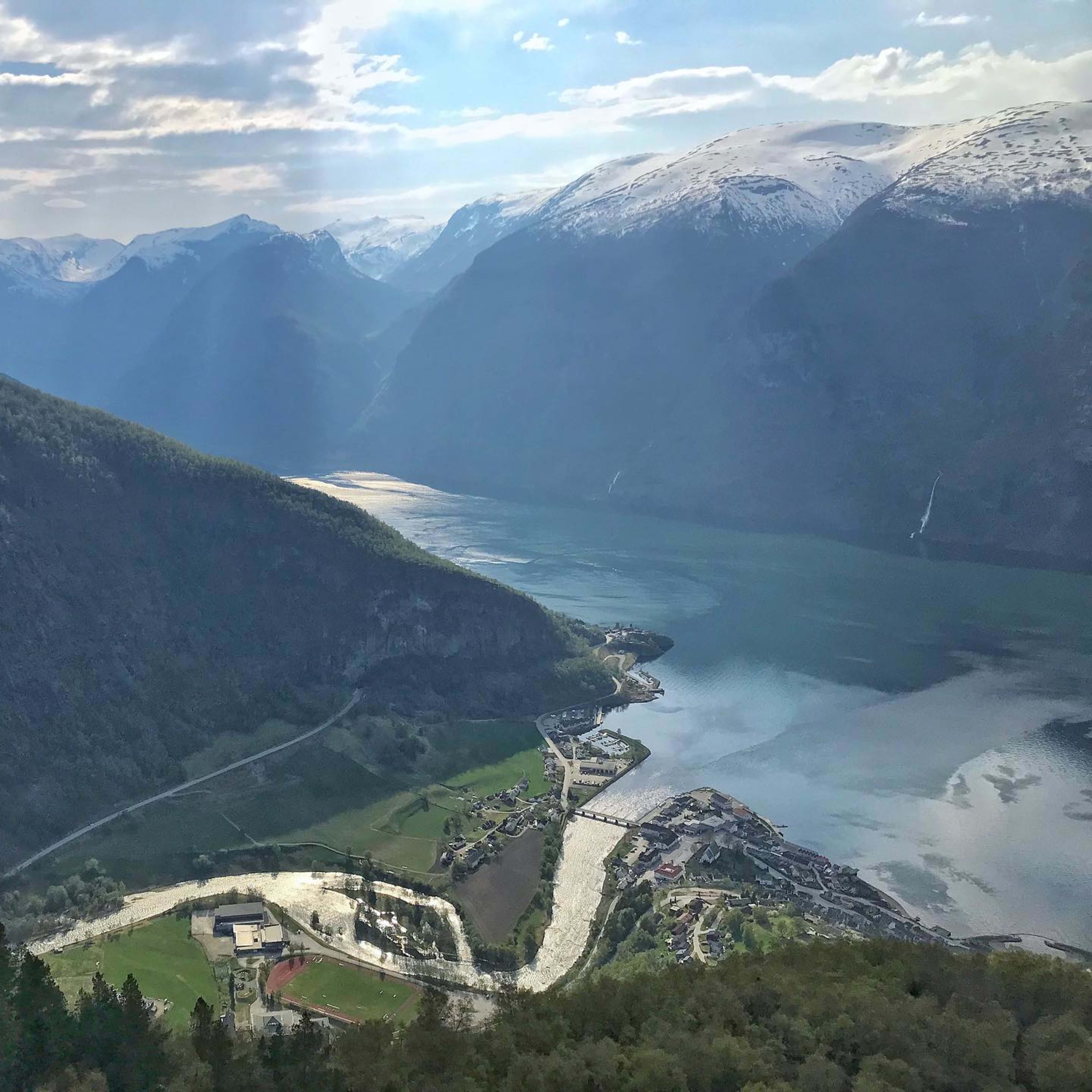 Luftaufnahme von Fjord, Fluss und Dörfern zwischen Bergen.
