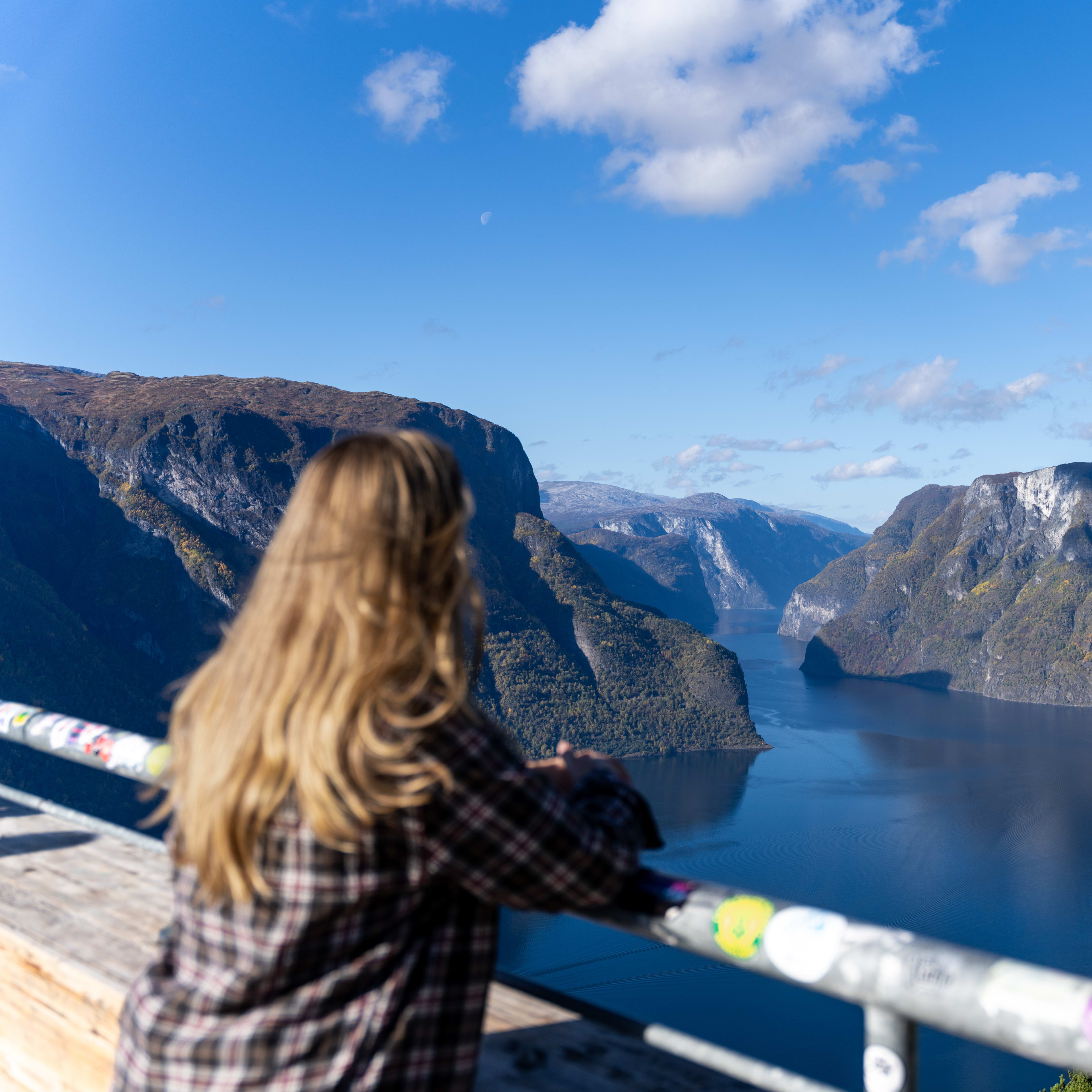 Blick auf den Aurlandsfjord vom Aussichtspunkt Stegastein