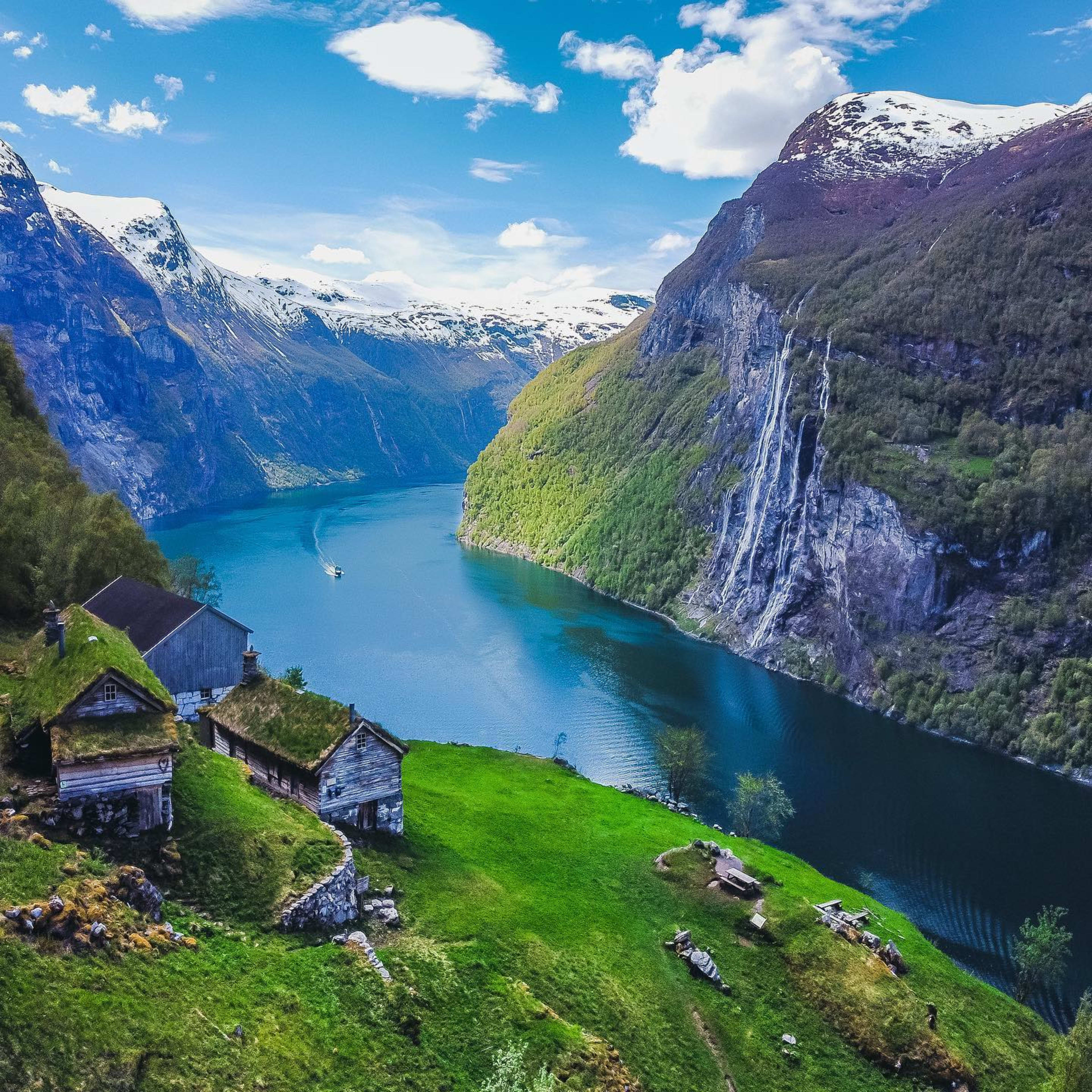 Luftfoto av UNESCO-listede Geirangerfjorden med bratte fjell og fossende vannfall om sommeren