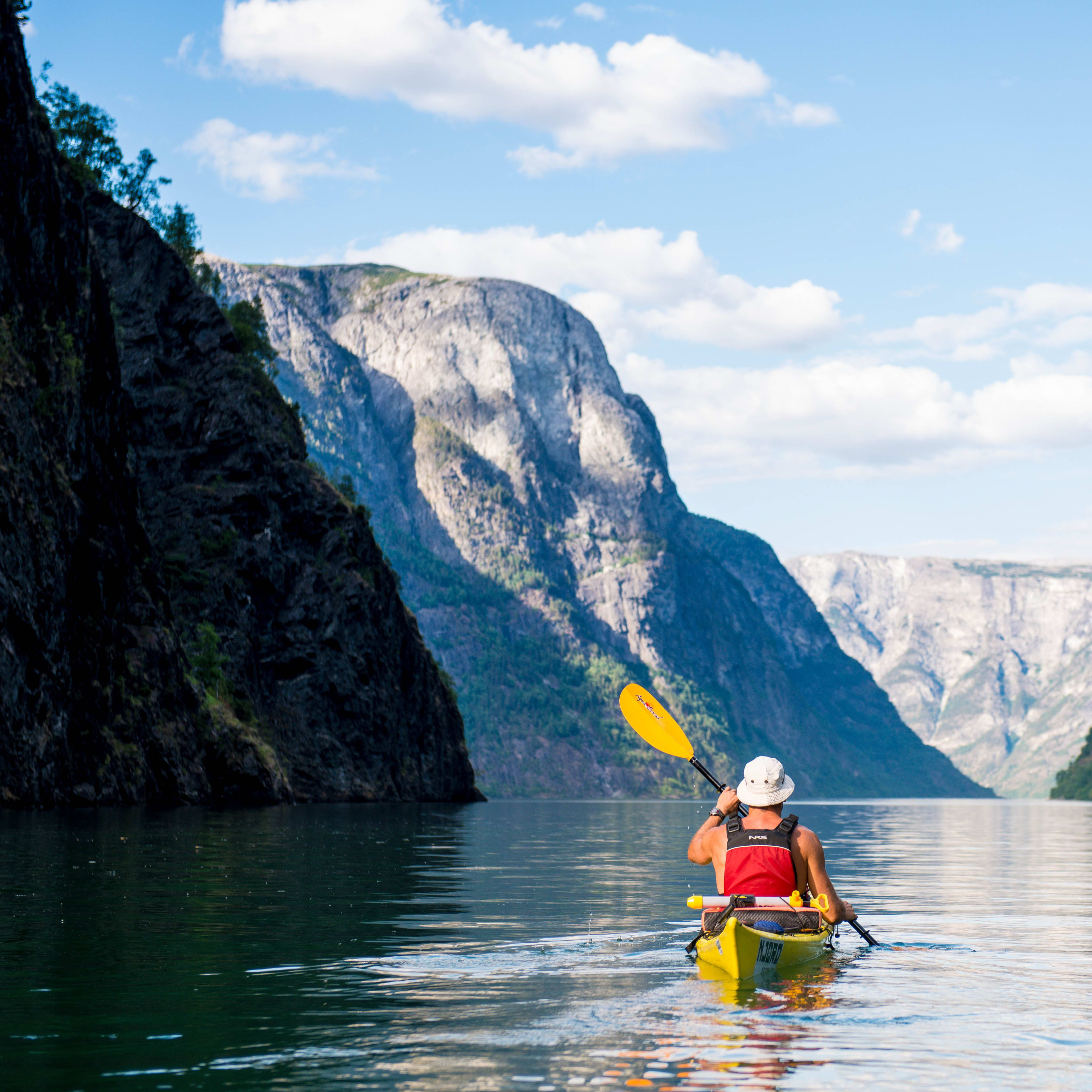 Kajak-Tour auf dem ruhigen Nærøyfjord bei Gudvangen - UNESCO-geschützte Fjordlandschaft in Norwegen