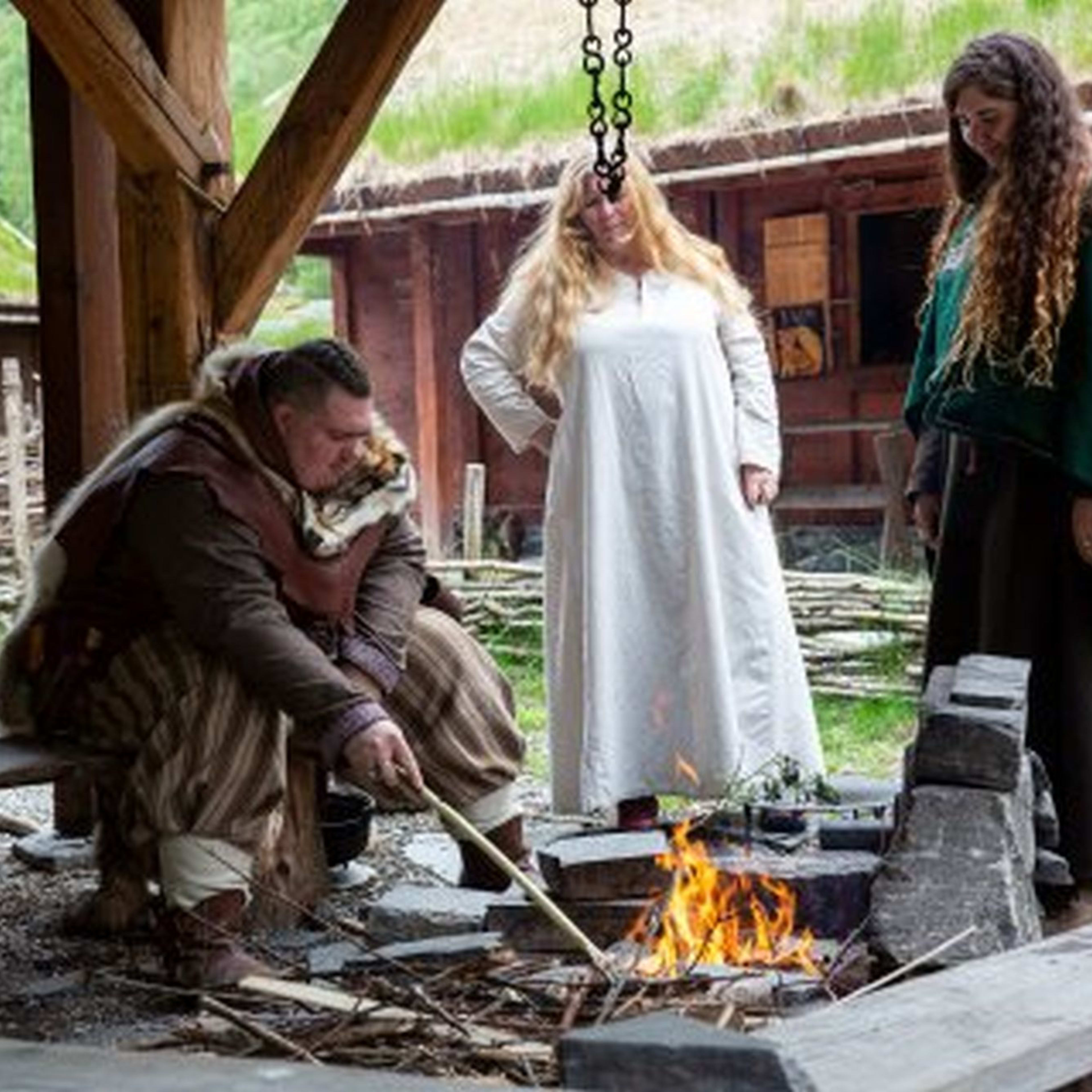 Vikinger samlet rundt bål i Vikinglandsbyen Gudvangen - autentisk norrøn kulturopplevelse i Norge Antall tegn: 112