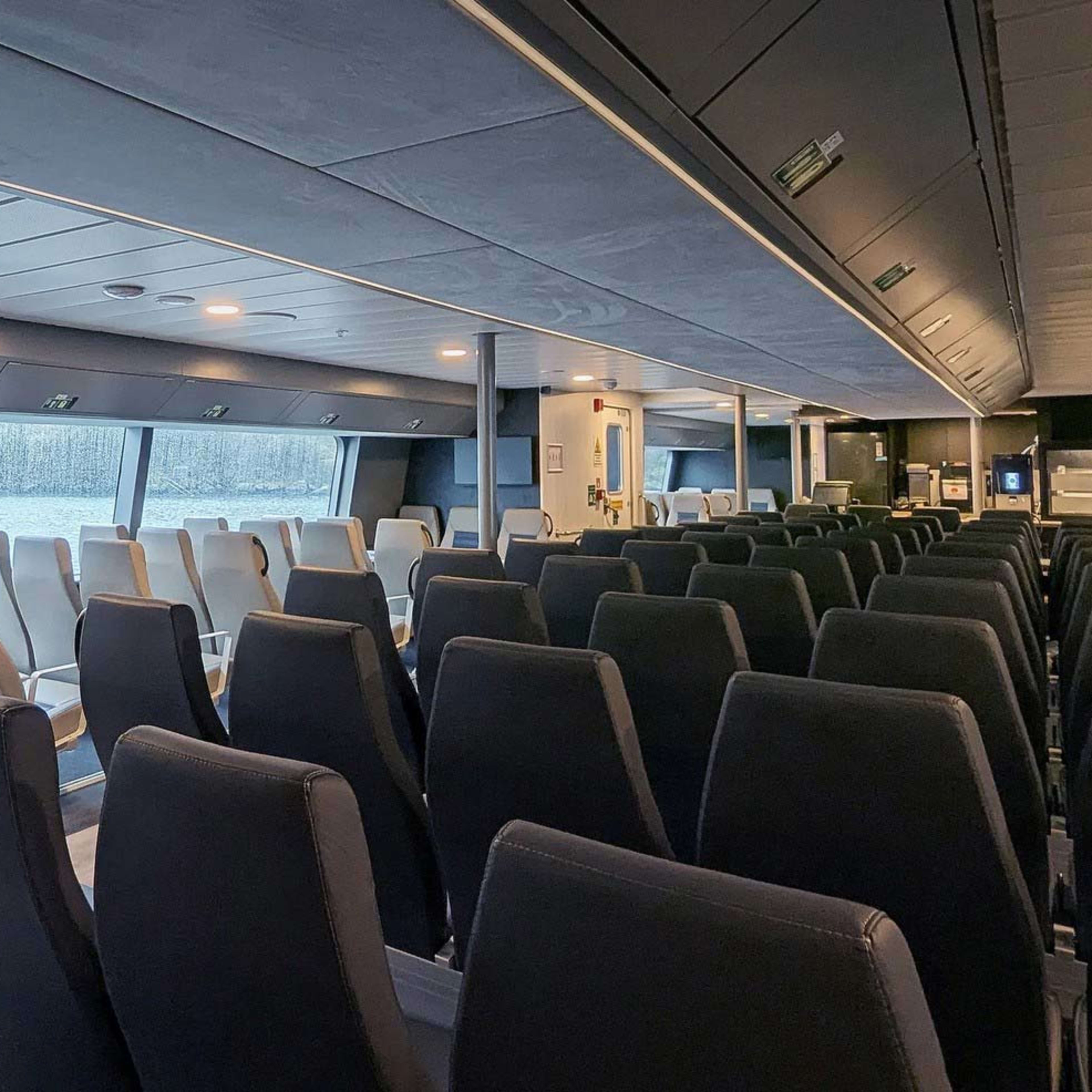 Entspannt an Bord eines Hybrid-Elektroboots auf dem UNESCO-Geirangerfjord reisen