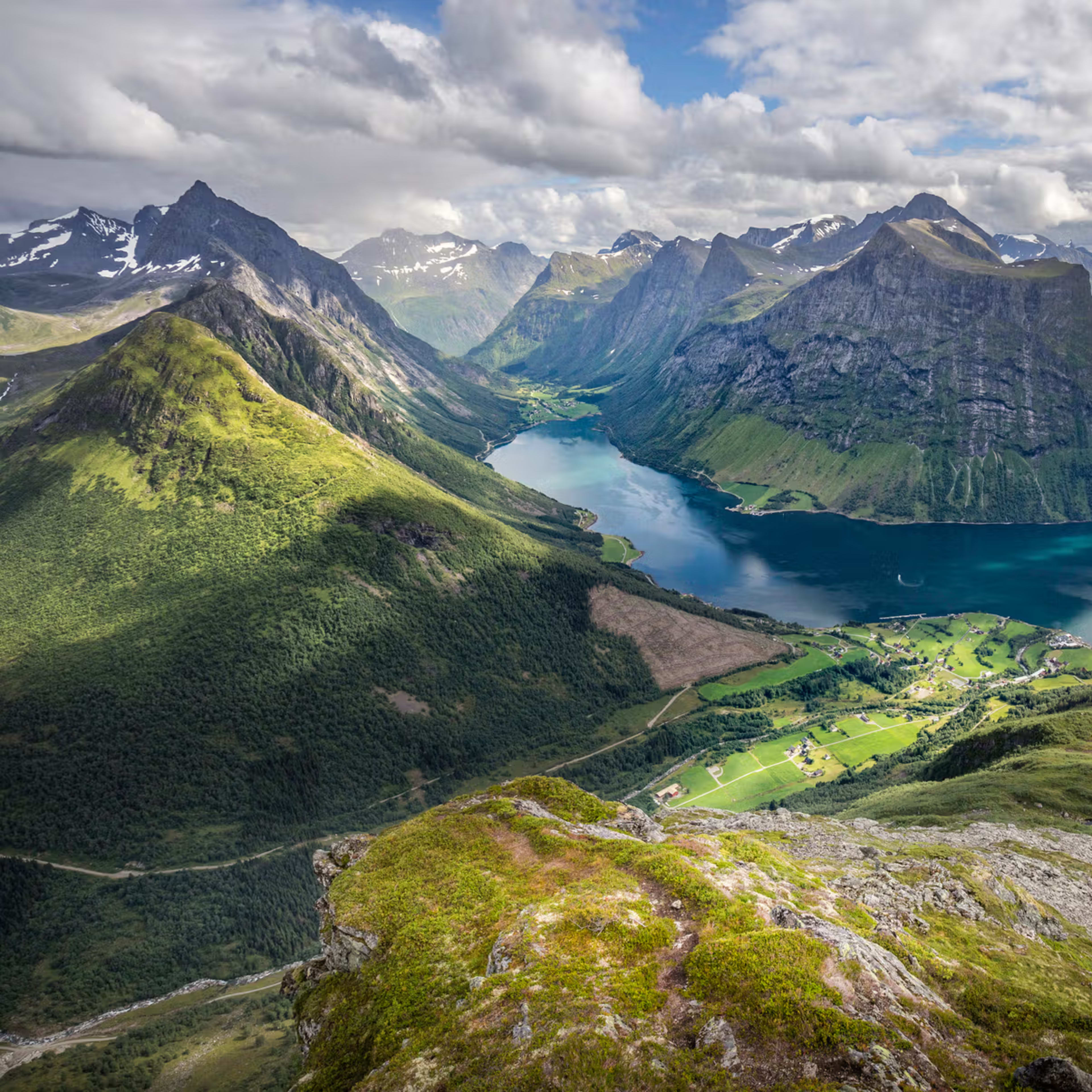 Flyfoto av dramatiske Hjørundfjord med bratte fjell og grønne daler