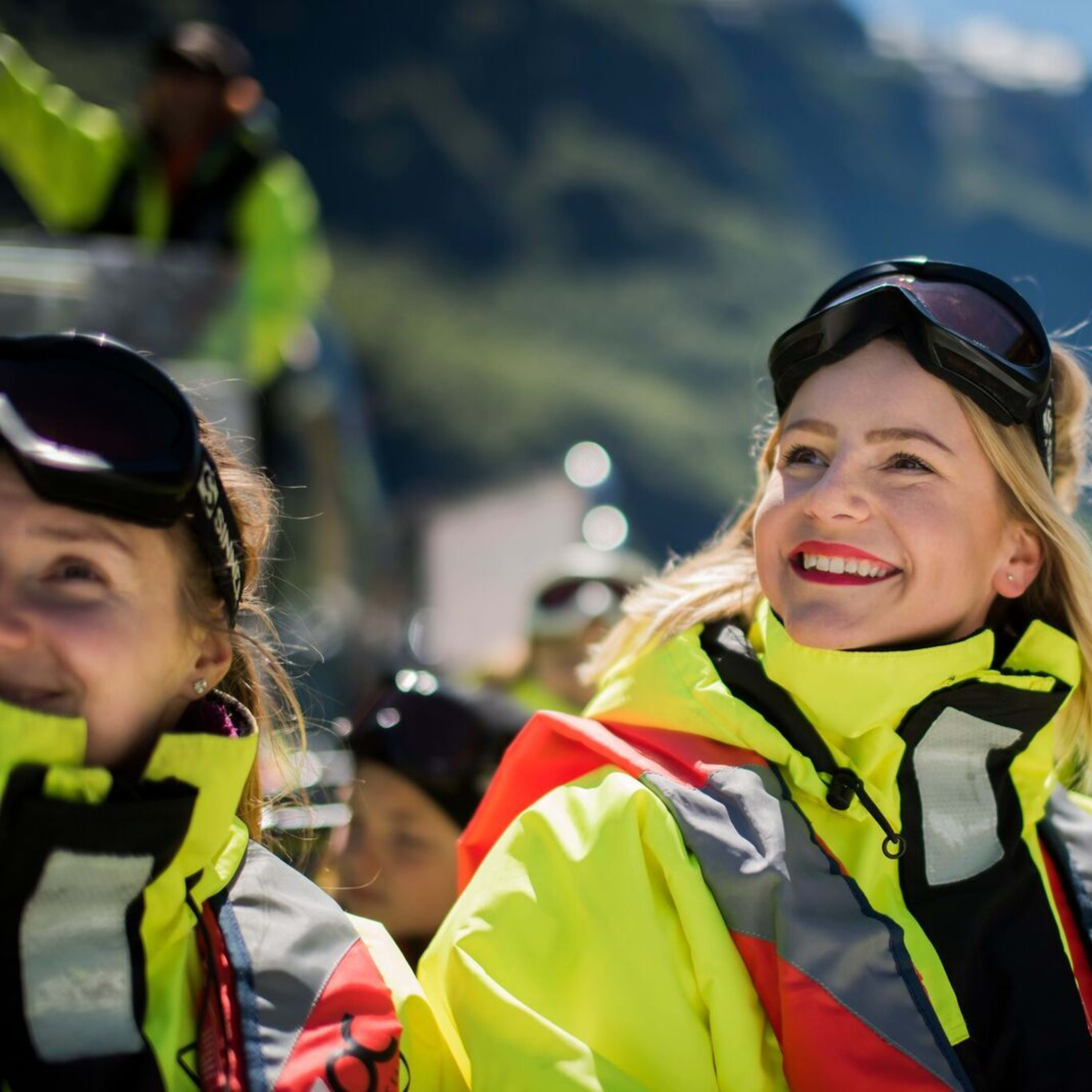 En smilende kvinne sitter i en solfylt båt på fjordsafari på Nærøyfjorden fra Flåm.