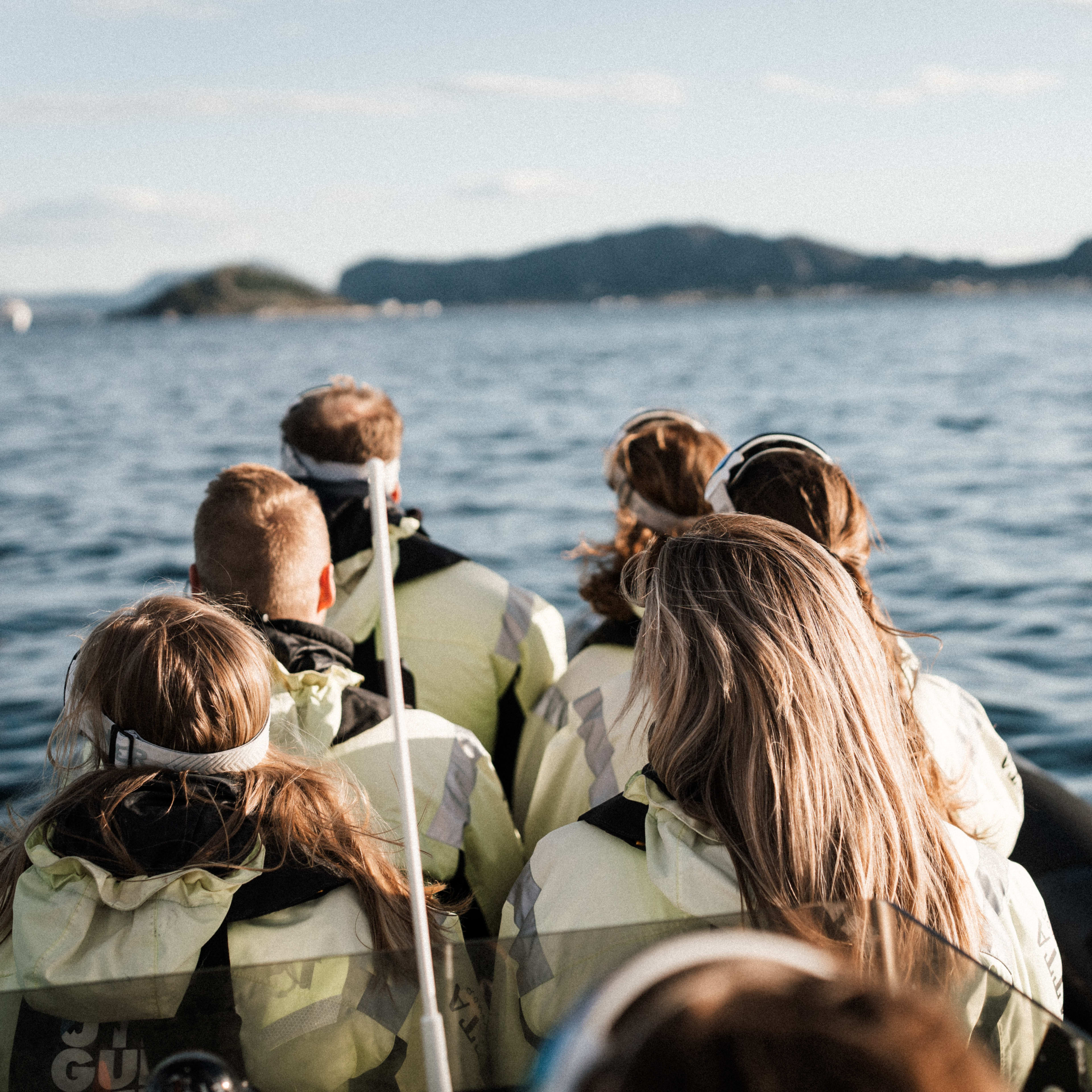 RIB-båttur langs Ålesunds kyst med passasjerer som nyter utsikt over øyer og spektakulært norsk kystlandskap