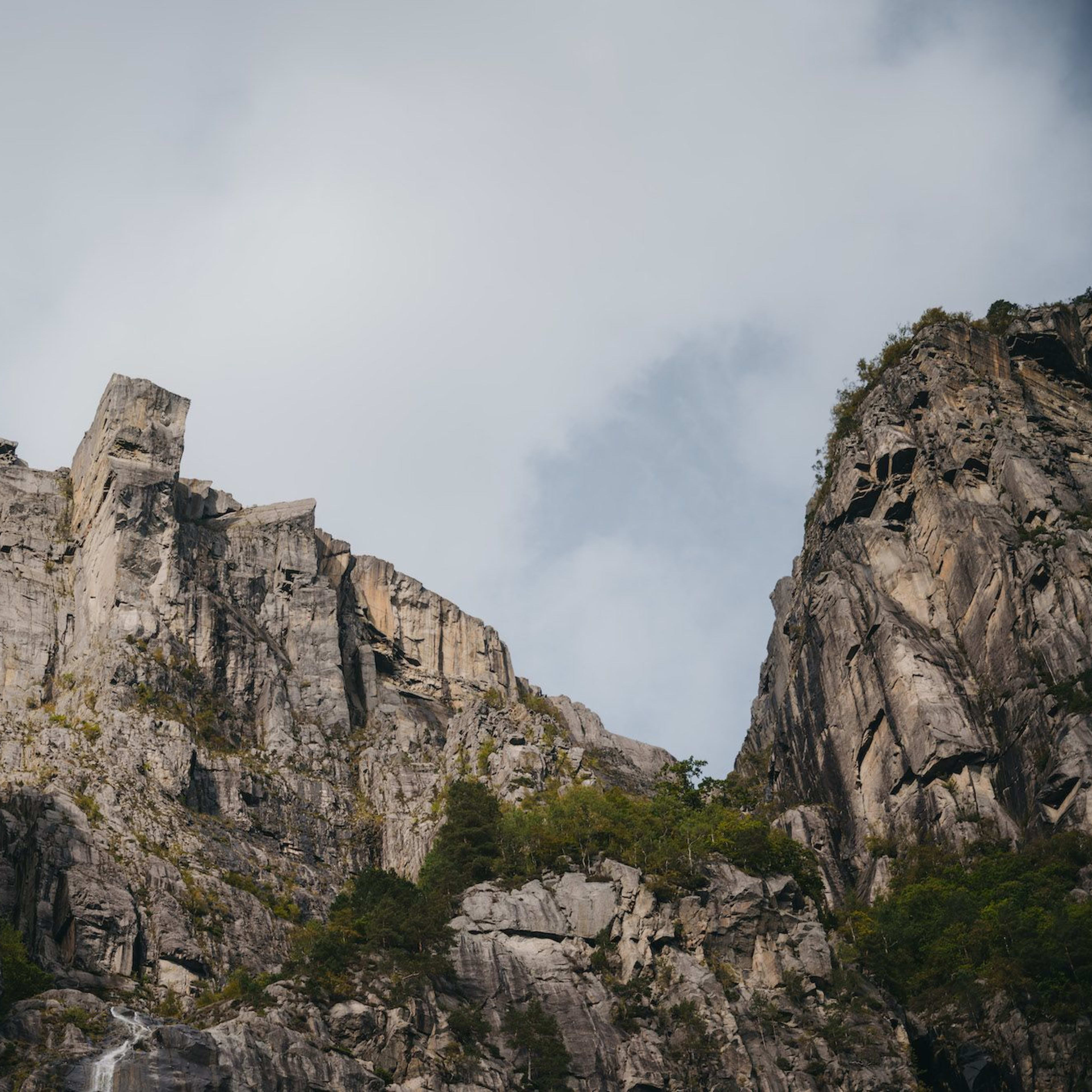 Fjordkreuzfahrt auf dem Lysefjord mit Preikestolen hoch oben auf der Bergklippe