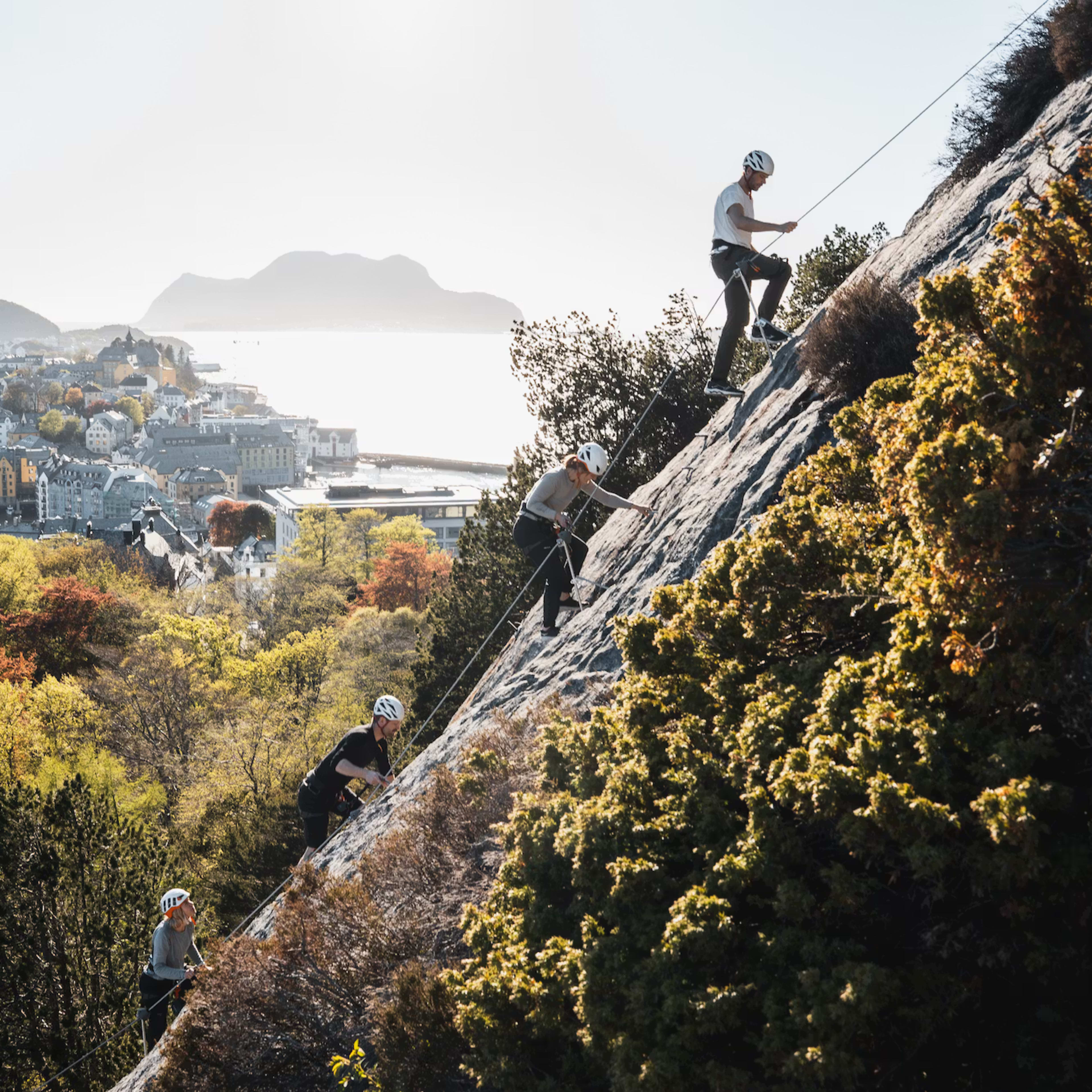Klatrer prestasjon nær kjente Fjellstua restaurant etter via ferrata topp