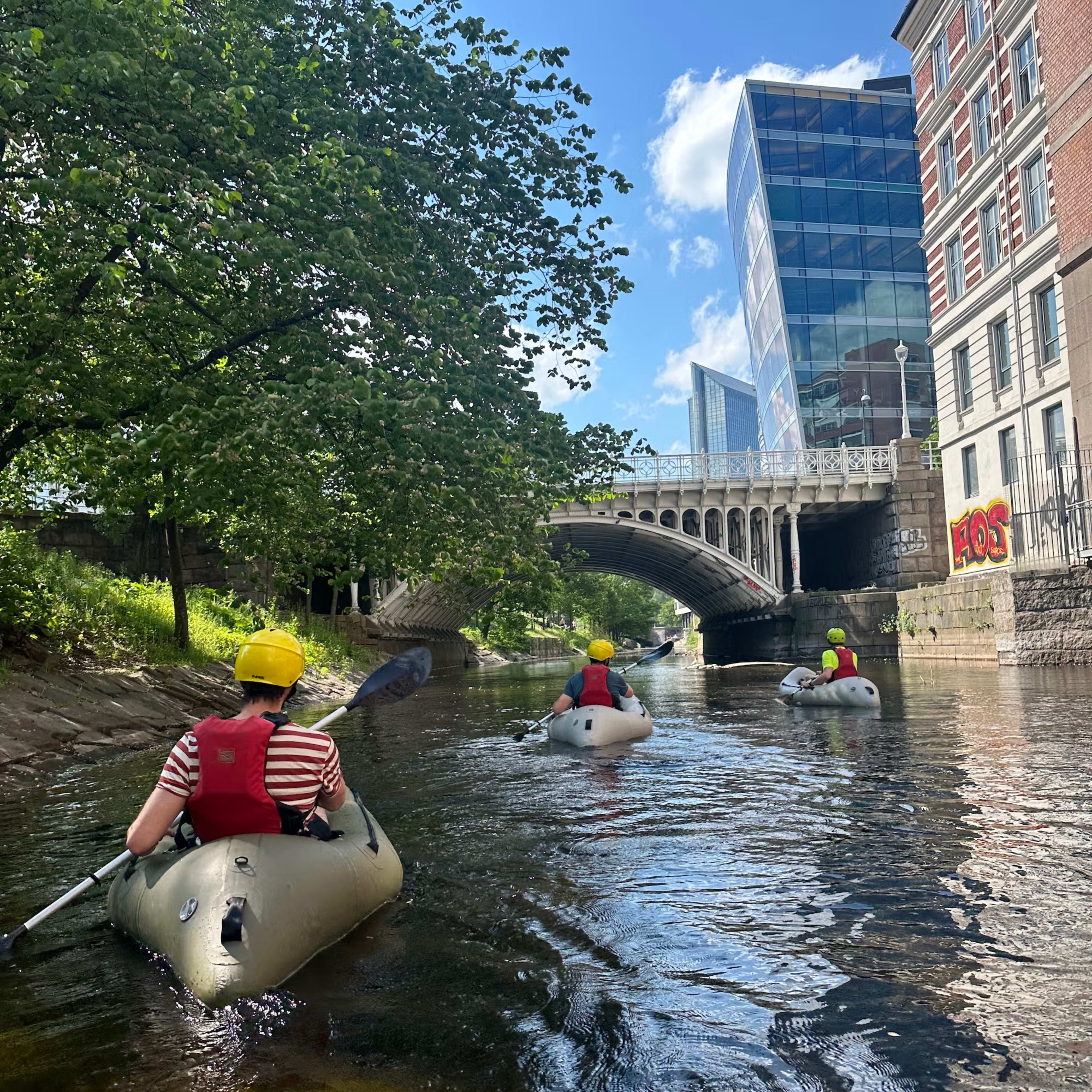 Paddler erkunden Osloer Stadtzentrum-Wasserstraßen