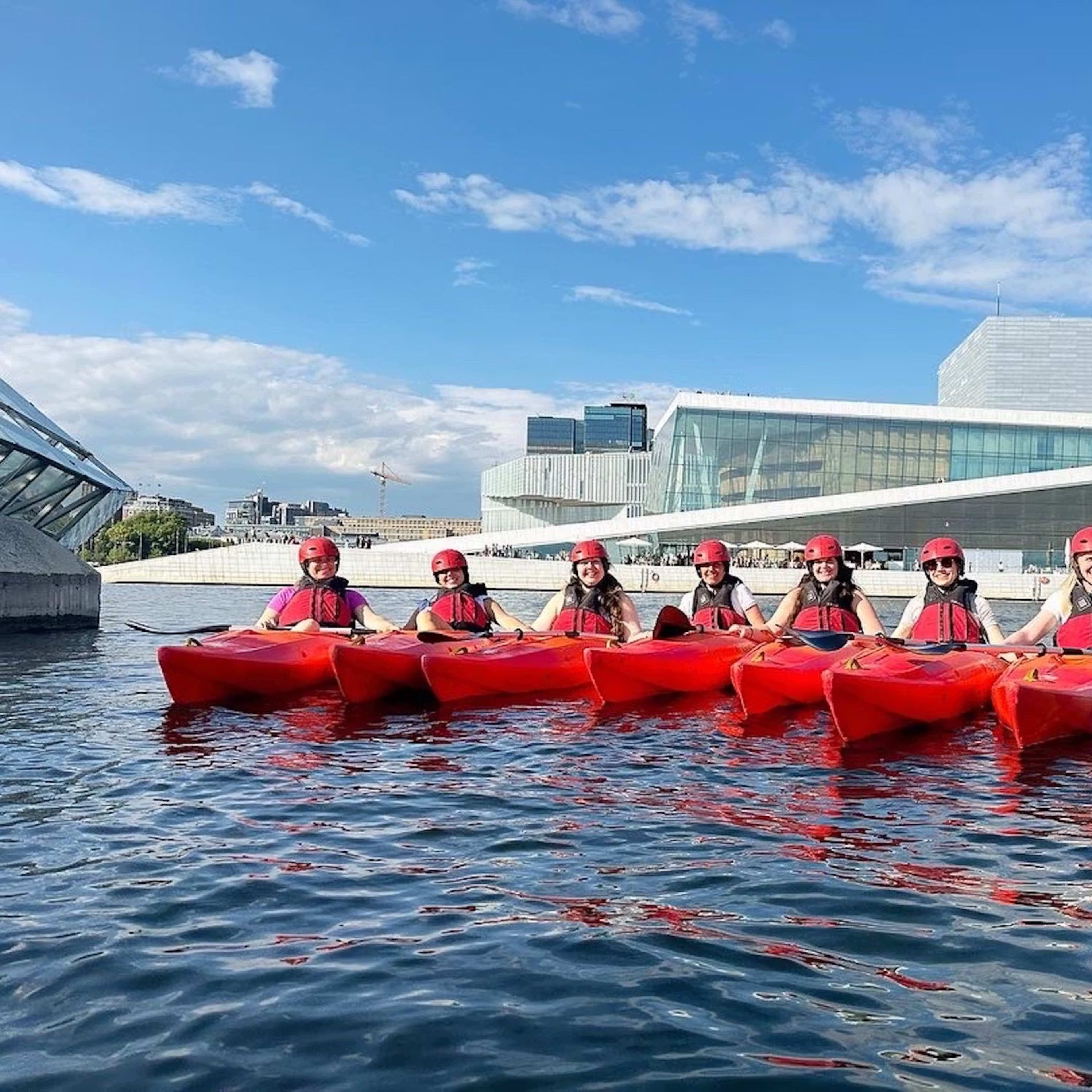 Große Kajakgruppe startet Tour nahe Oslo Opernhaus Uferpromenade