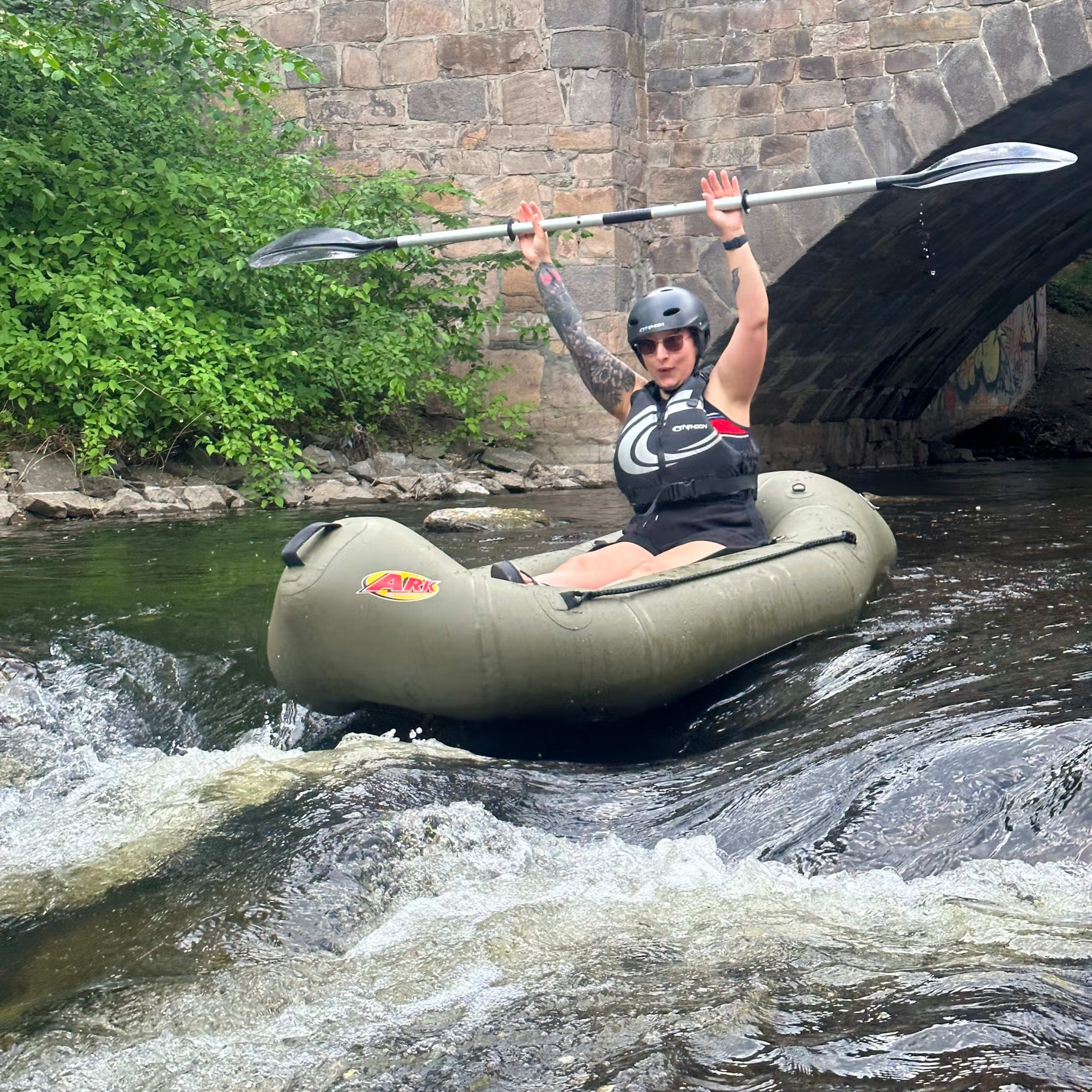 Packraft-Paddler hat Spaß nahe kleinem Wasserfall