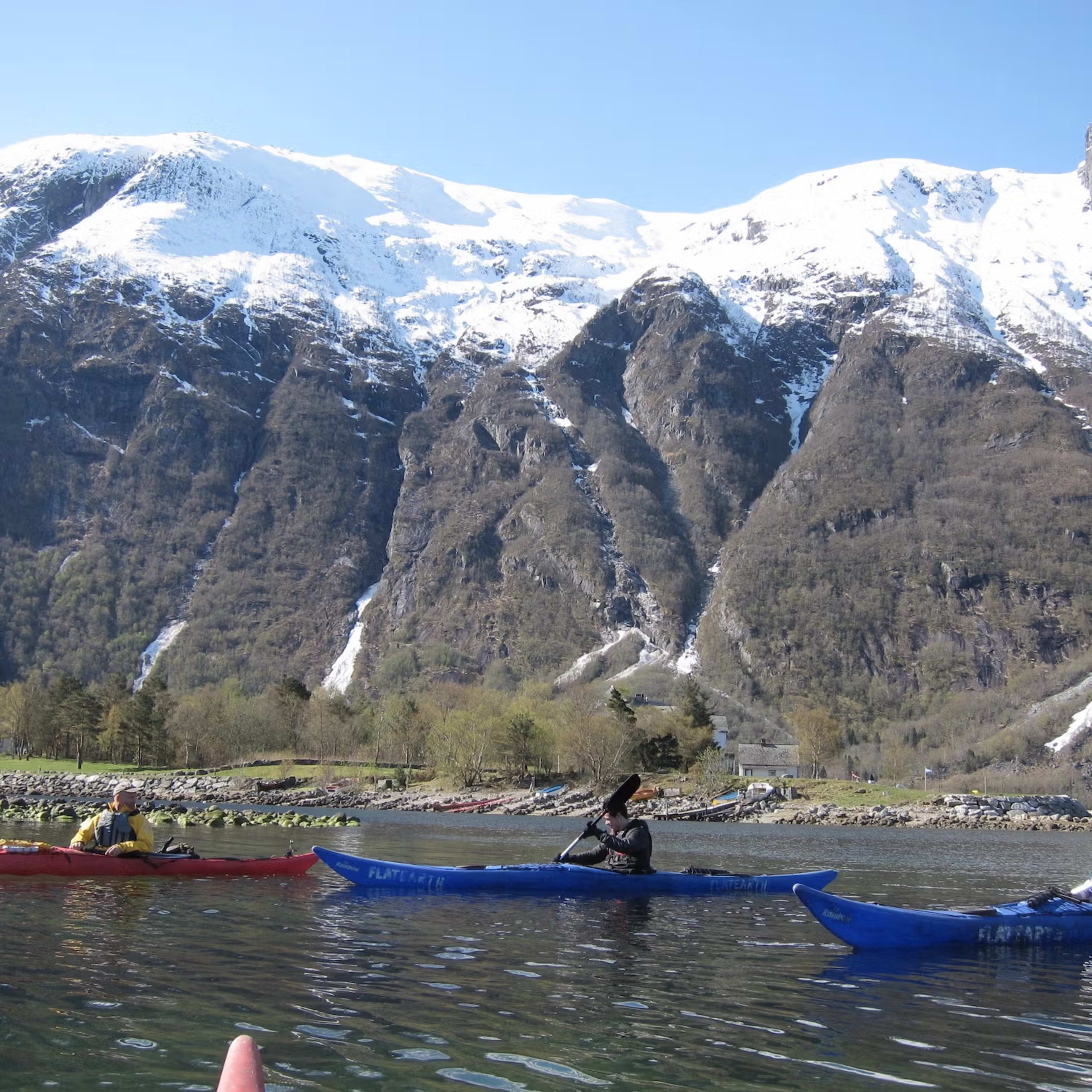 Kajakgruppe paddelt auf Hardangerfjord während Frühlingssaison
