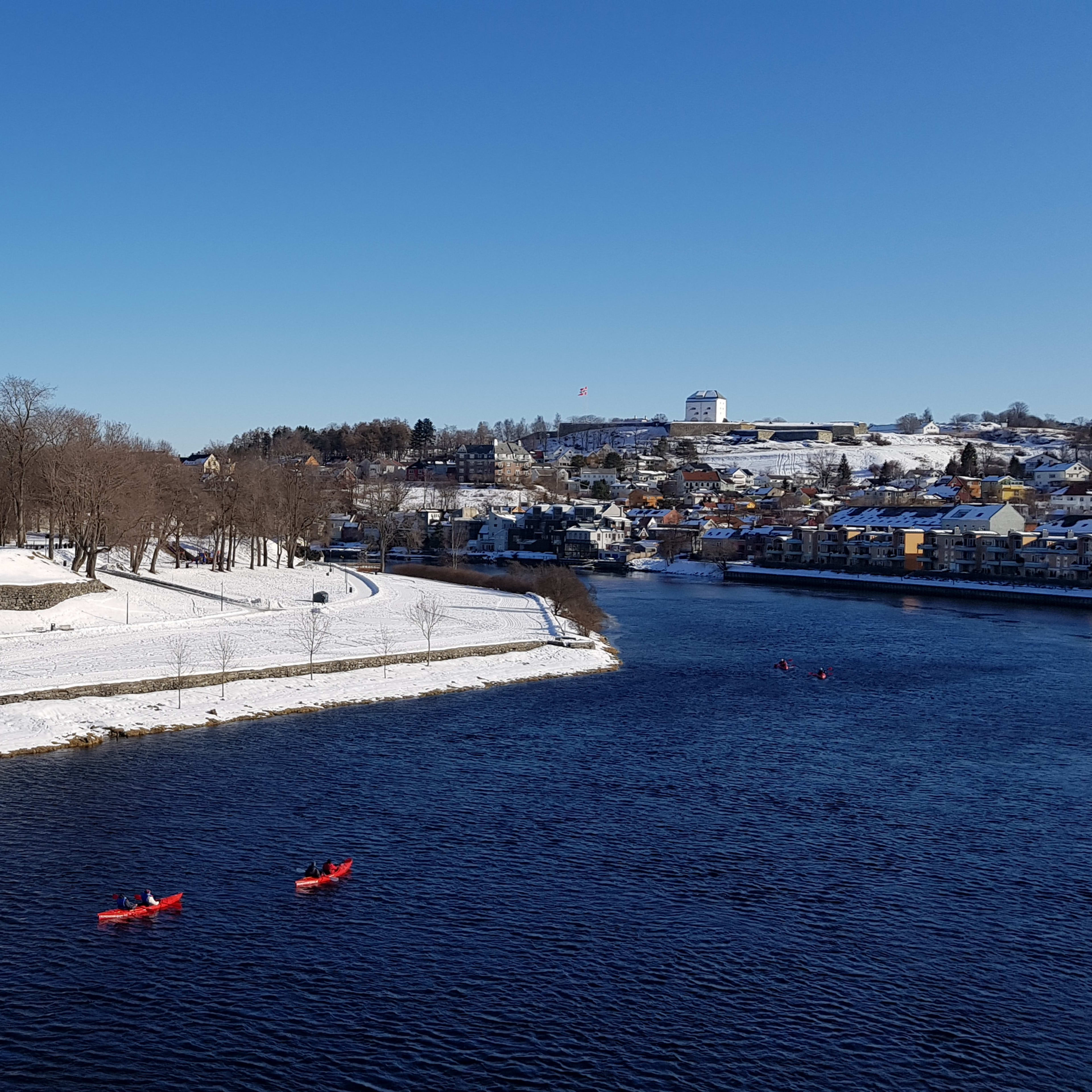 Geführte Kajaktour in Trondheim vorbei am Nidarosdom an einem klaren Wintertag - Wintererlebnis Kajak Norwegen