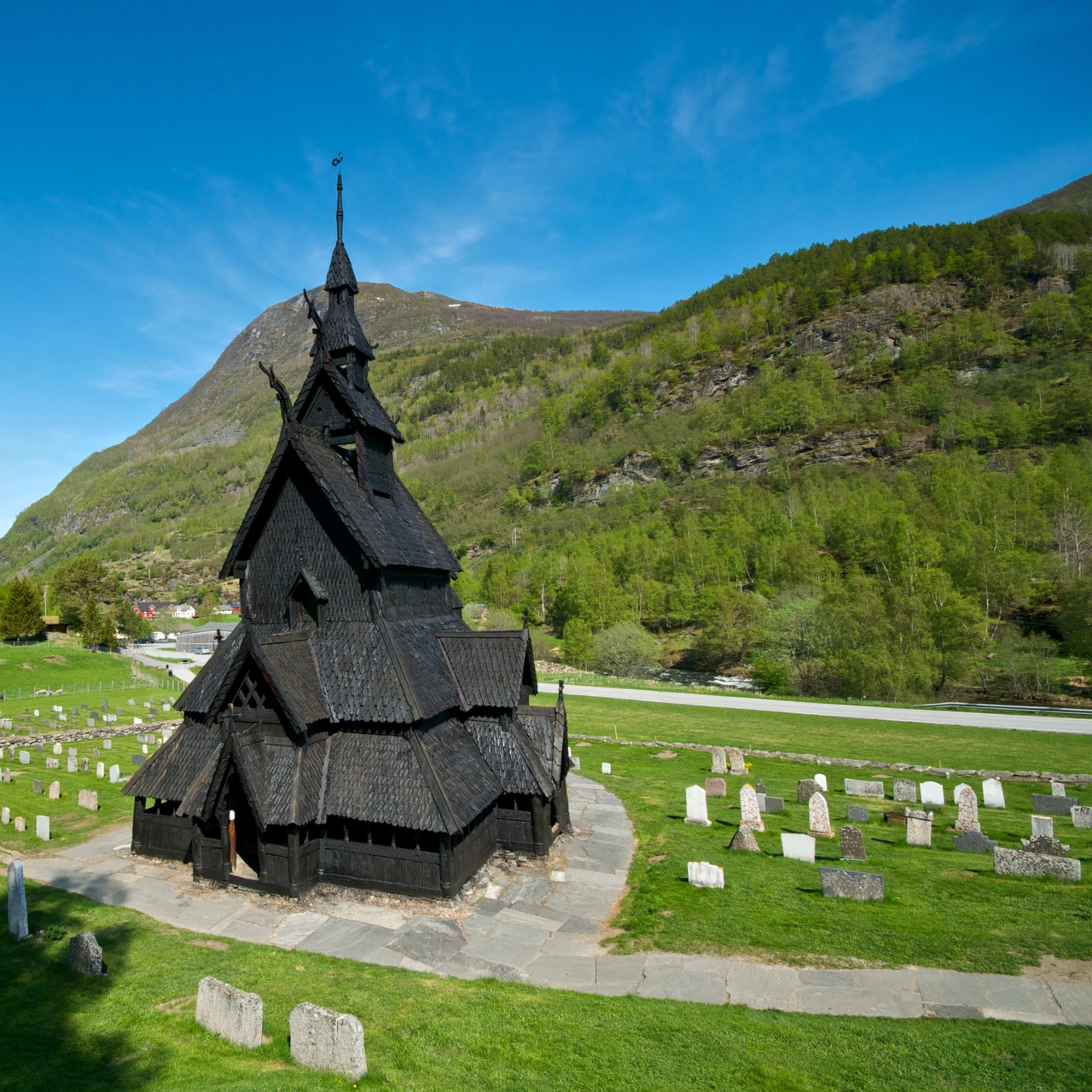 Middelaldersk Borgund stavkirke utvendig viser særegent norsk arkitektur