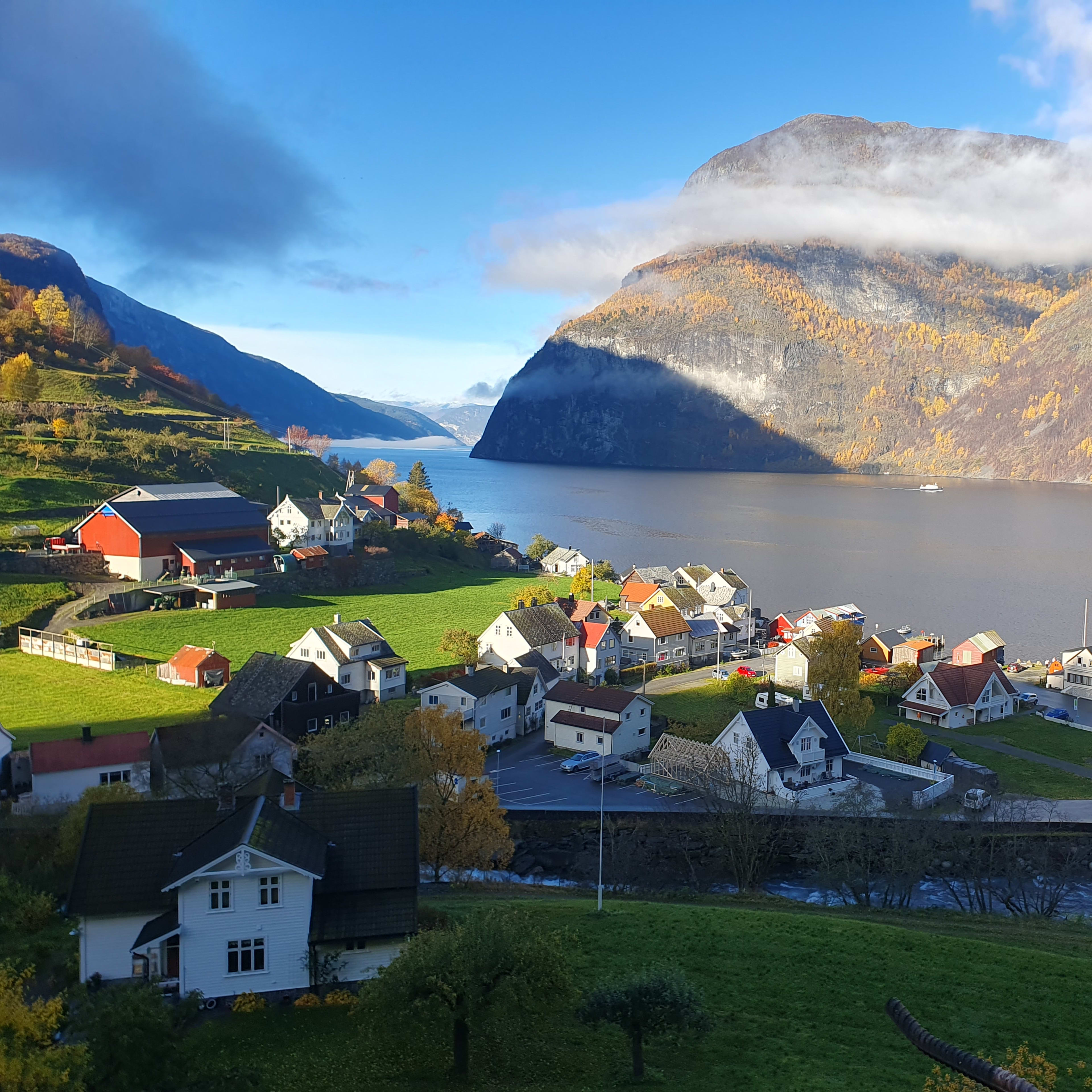 ndredal ved Aurlandsfjorden – sjarmerende fjordbygd kjent for geitost og trehus