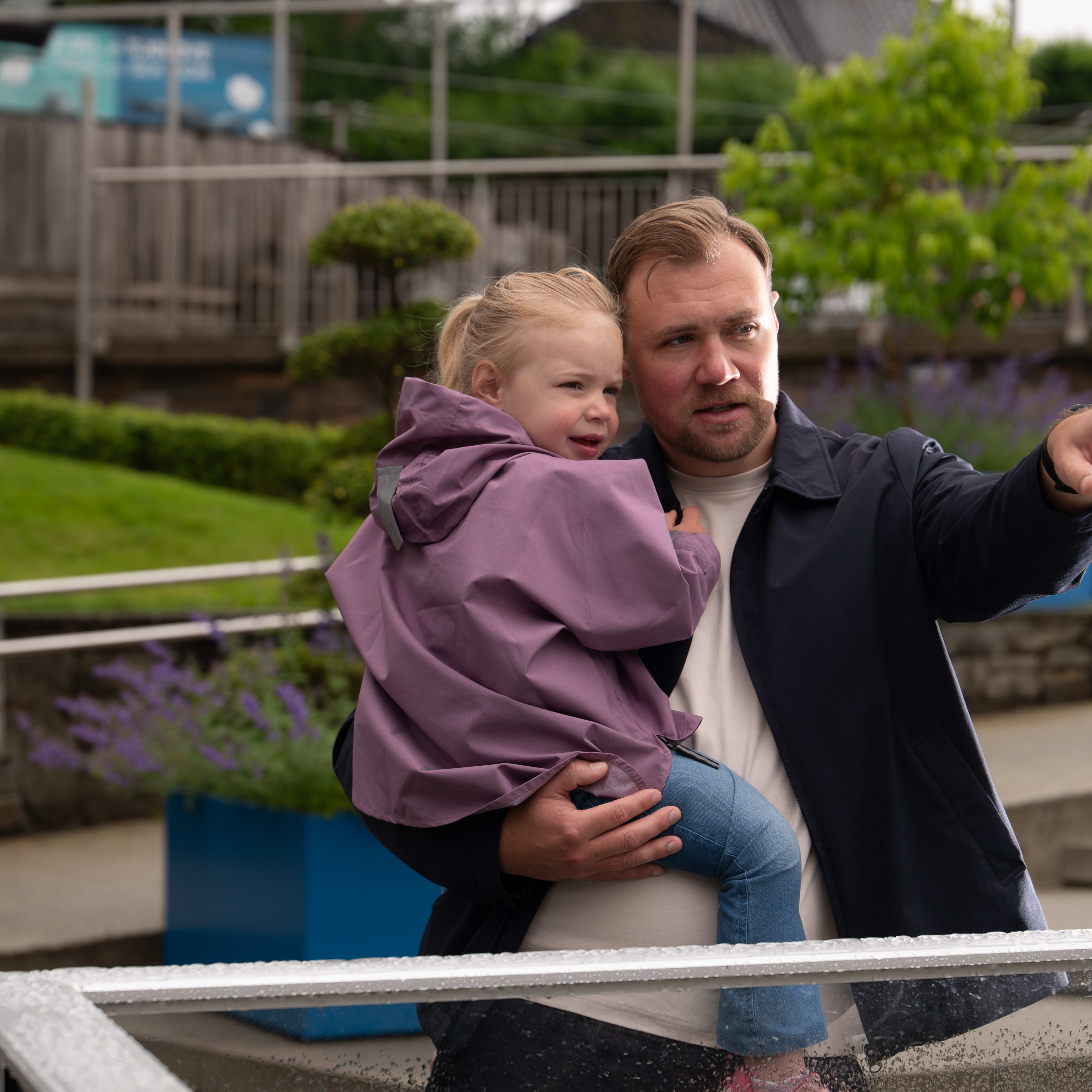 Vater und Tochter genießen einen Familienausflug im Aquarium Bergen